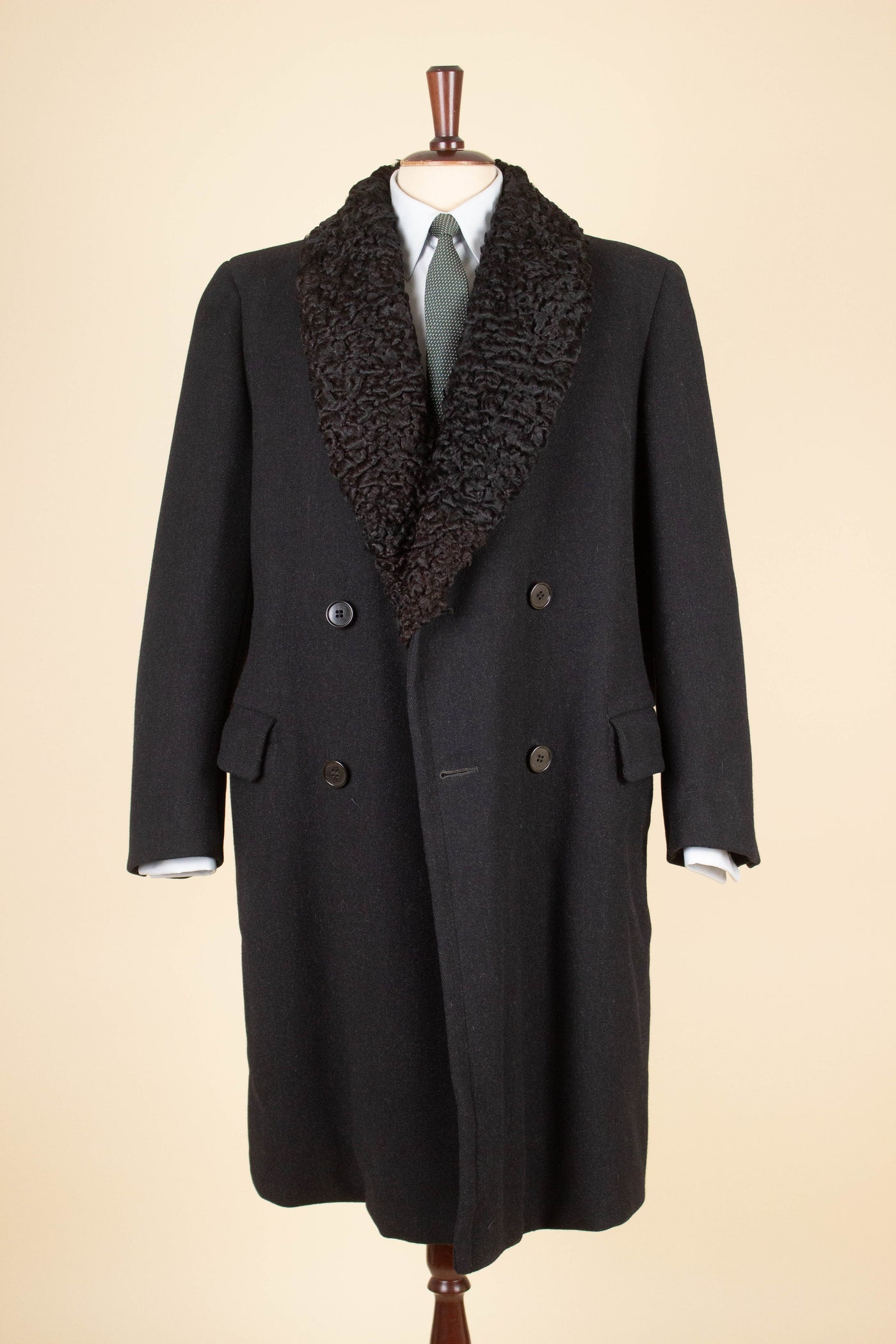 SWEDISH 1940S/1950S BLACK OVERCOAT WITH PERSIAN SHAWL COLLAR. SIZE CA EU 48