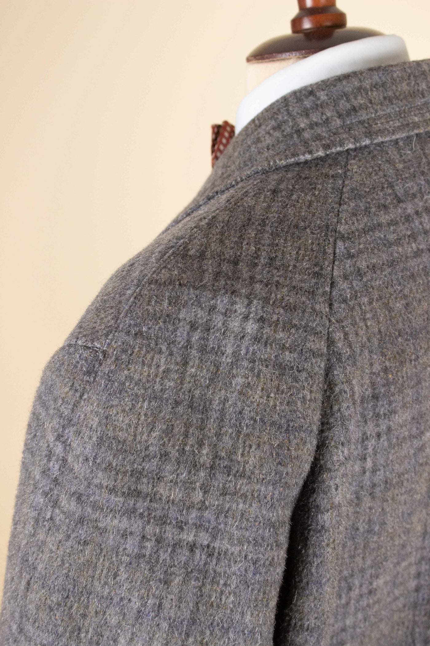 SWEDISH 1950S GREY CHECKERED SINGLE BREASTED COAT BY CLUBMAN. SIZE CA EU 50-52