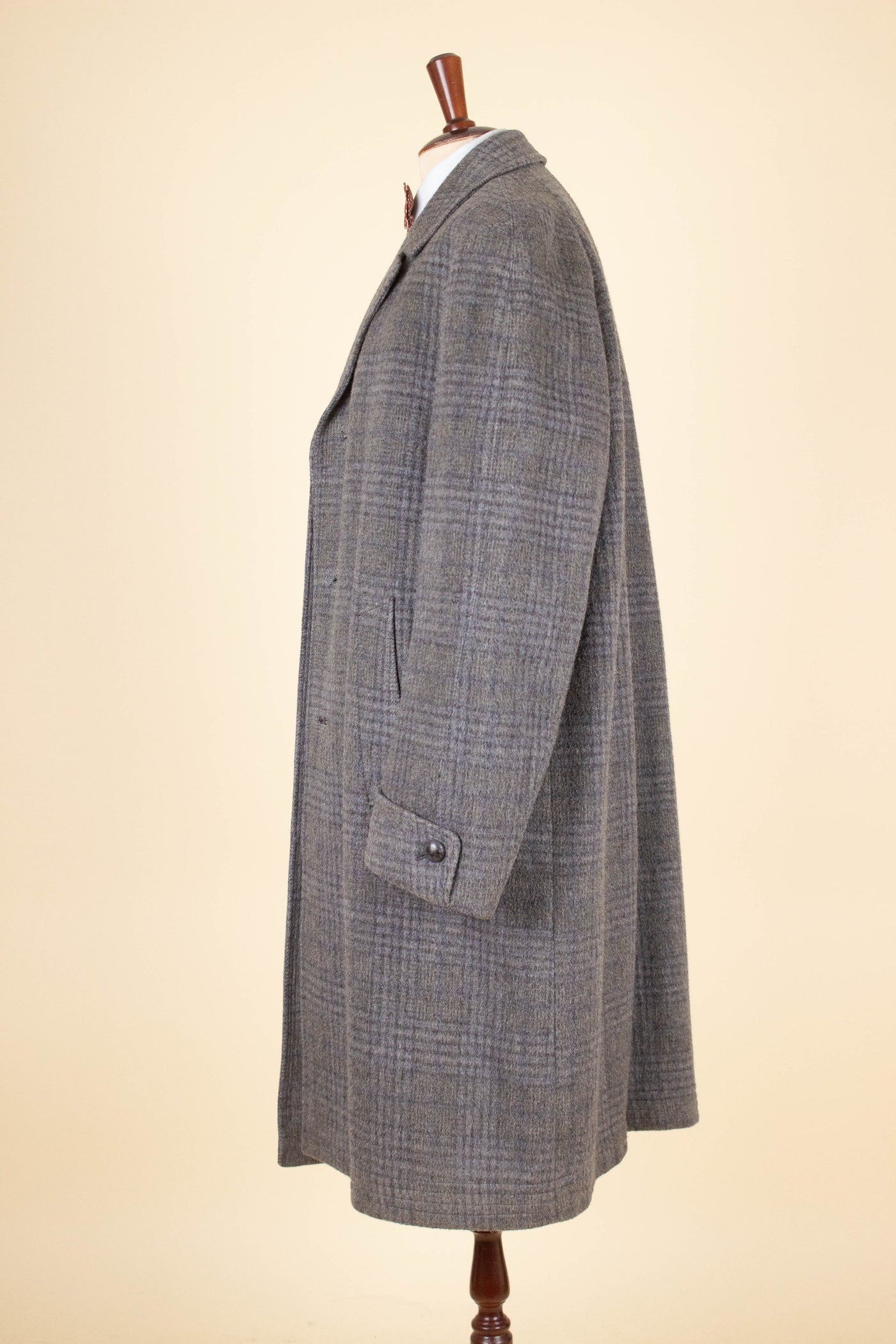 SWEDISH 1950S GREY CHECKERED SINGLE BREASTED COAT BY CLUBMAN. SIZE CA EU 50-52