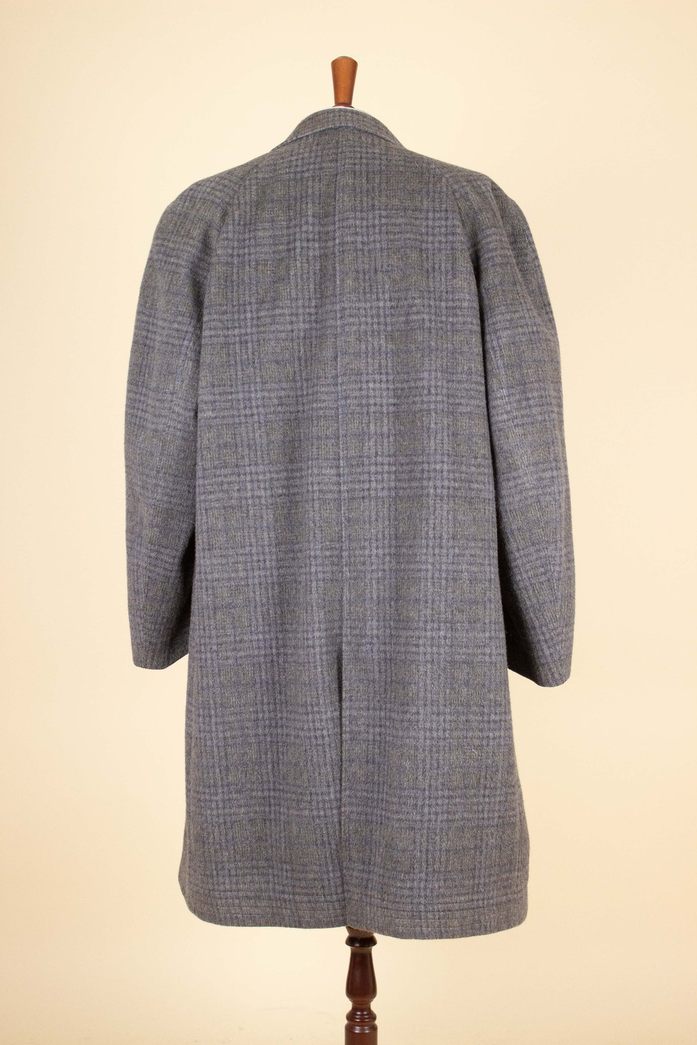 SWEDISH 1950S GREY CHECKERED SINGLE BREASTED COAT BY CLUBMAN. SIZE CA EU 50-52