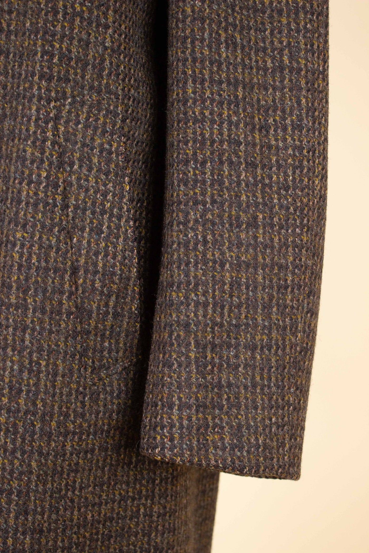 SWEDISH 1950S/1960S BROWN TWEED RAGLAN CHECKERED OVERCOAT BY TIGER. SIZE CA EU 48
