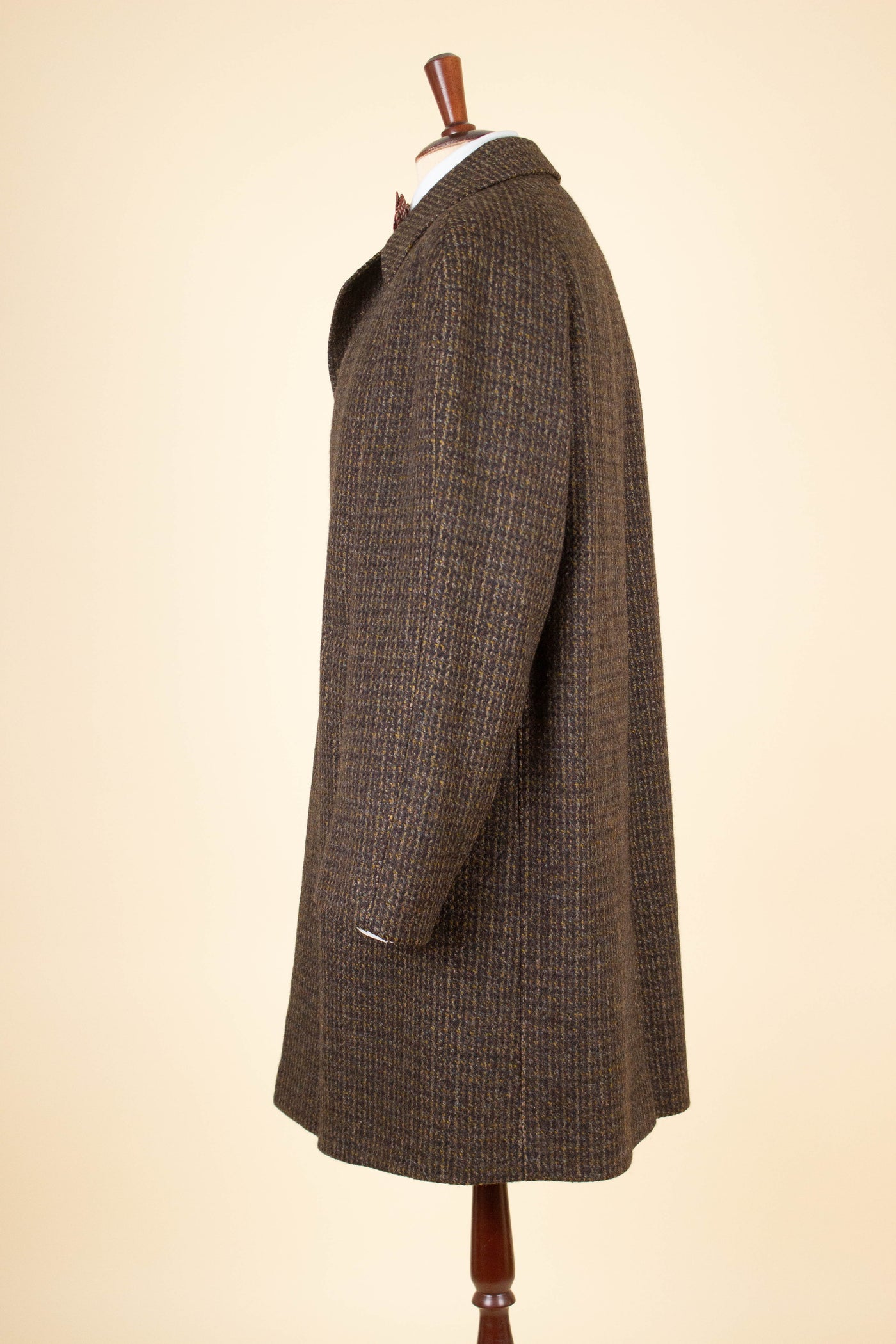SWEDISH 1950S/1960S BROWN TWEED RAGLAN CHECKERED OVERCOAT BY TIGER. SIZE CA EU 48