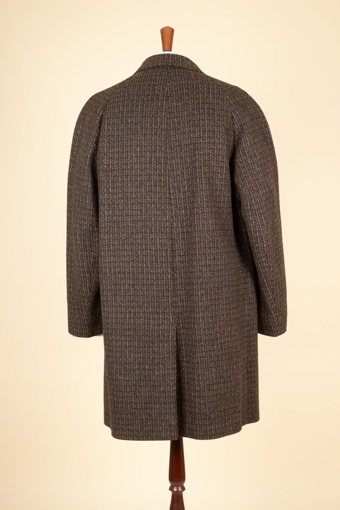 SWEDISH 1950S/1960S BROWN TWEED RAGLAN CHECKERED OVERCOAT BY TIGER. SIZE CA EU 48