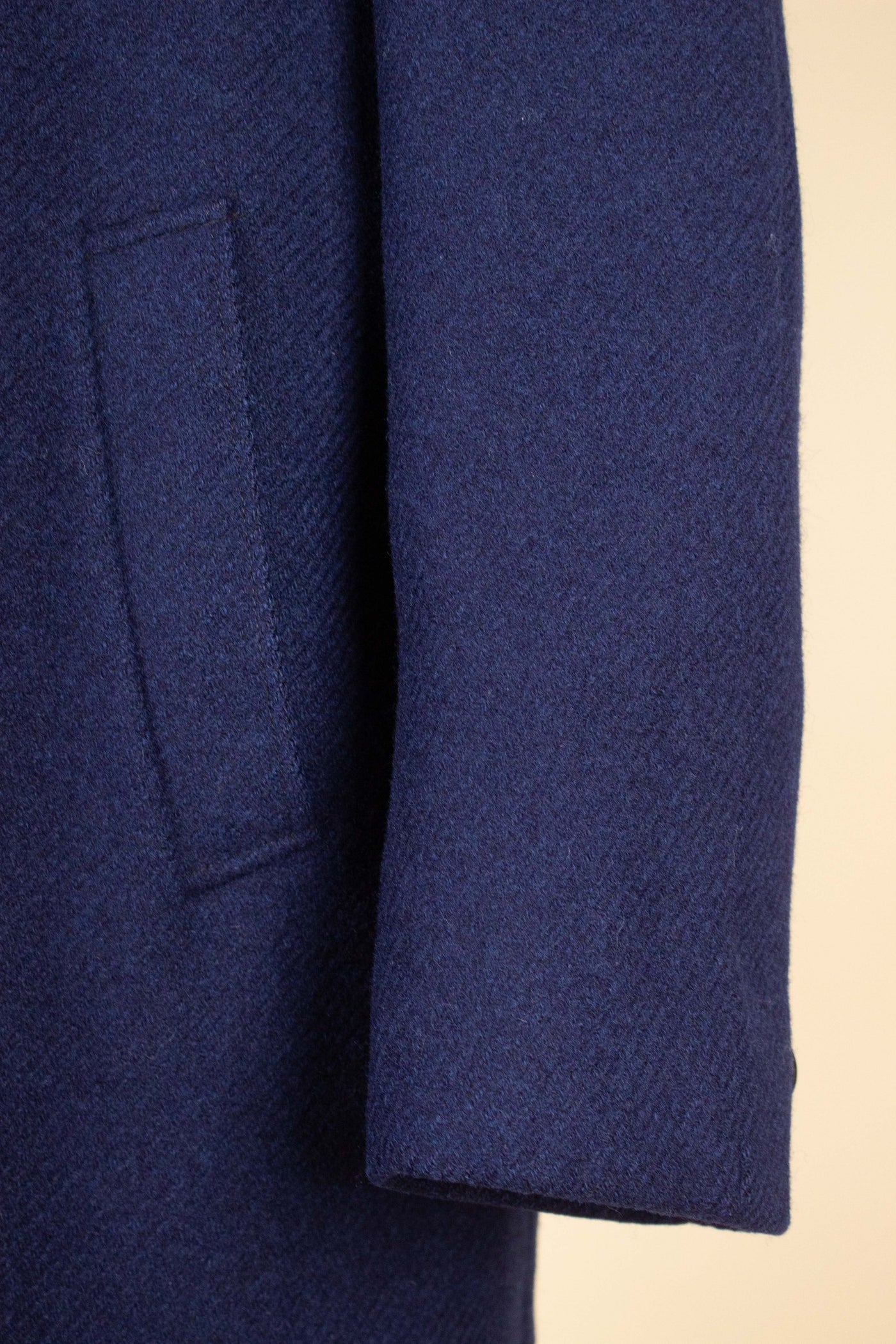 SWEDISH 1950S MIDNIGHT BLUE OVERCOAT BY DISTINGO. SIZE CA EU 50