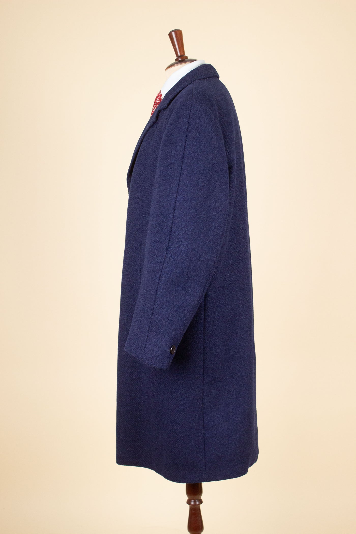 SWEDISH 1950S MIDNIGHT BLUE OVERCOAT BY DISTINGO. SIZE CA EU 50