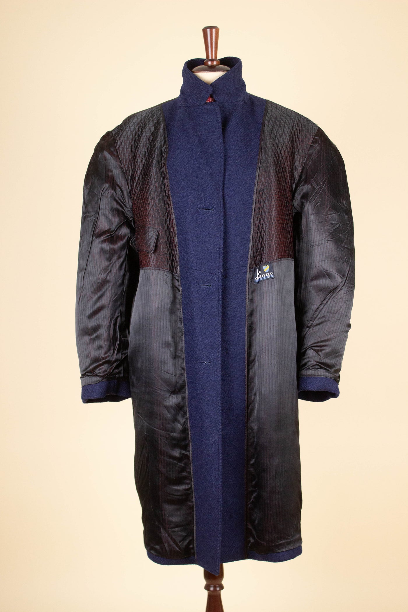 SWEDISH 1950S MIDNIGHT BLUE OVERCOAT BY DISTINGO. SIZE CA EU 50
