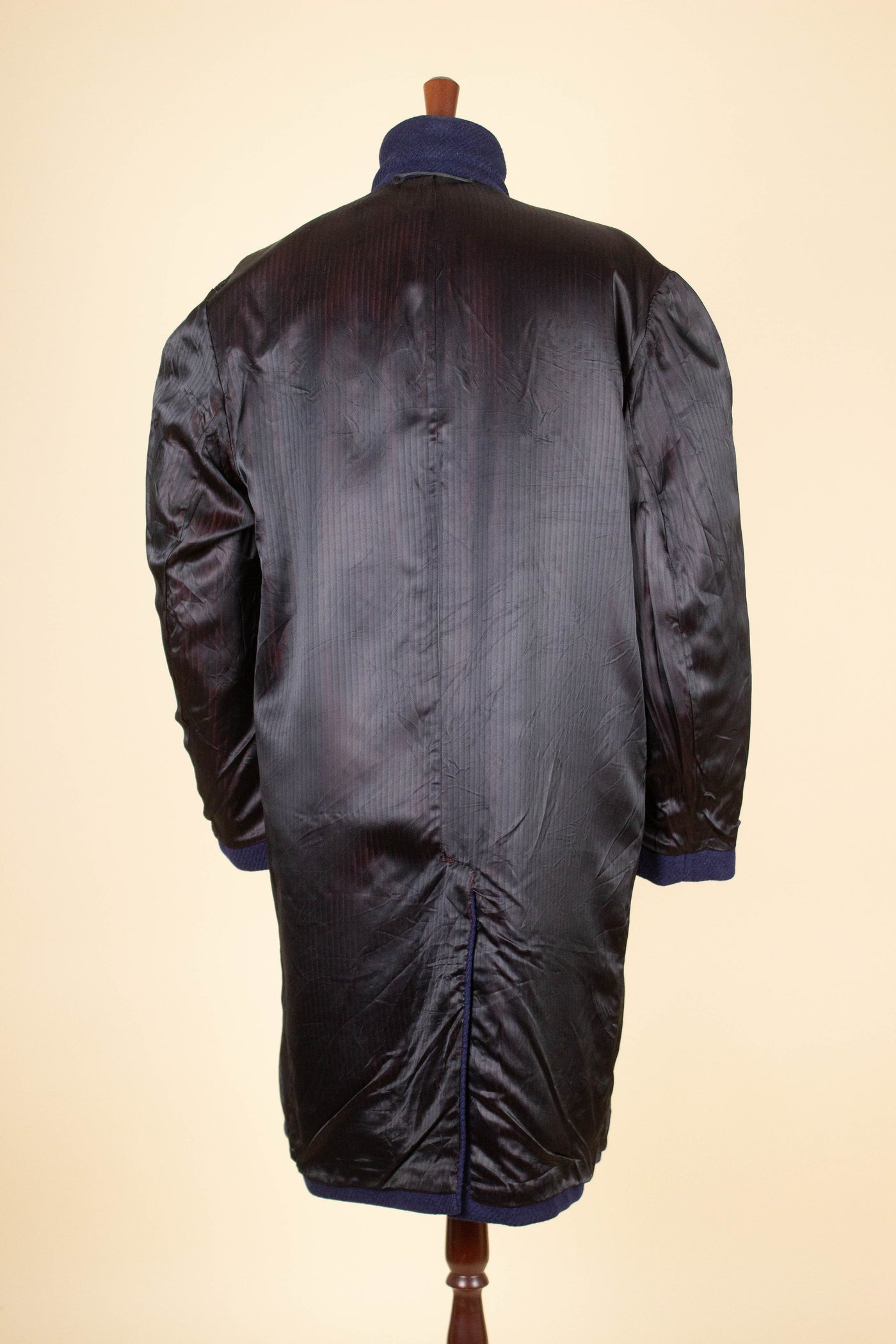 SWEDISH 1950S MIDNIGHT BLUE OVERCOAT BY DISTINGO. SIZE CA EU 50