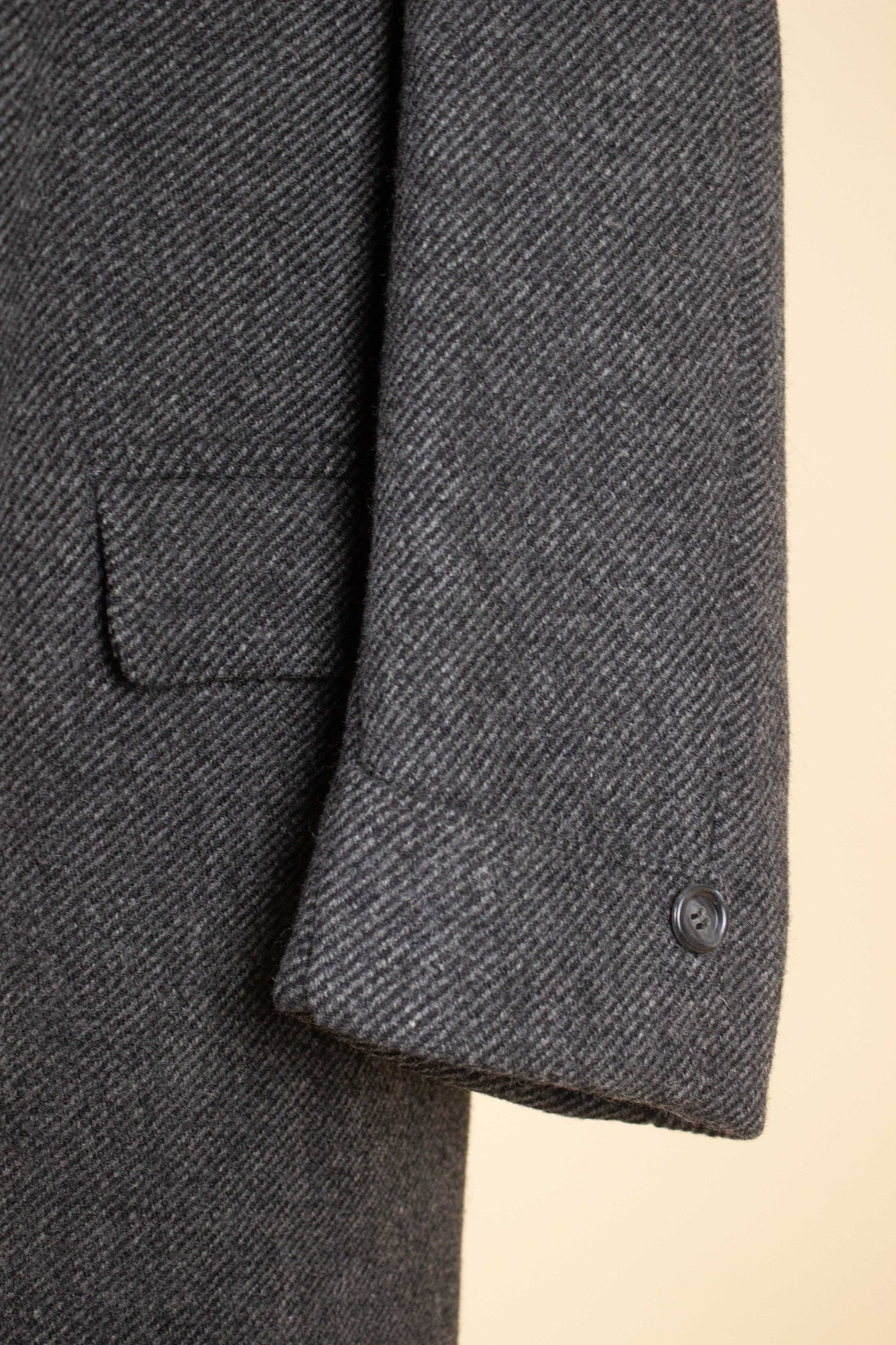SWEDISH 1950S MID GREY HEAVYWEIGHT RAGLAN OVERCOAT BY KABOM. SIZE CA EU 54