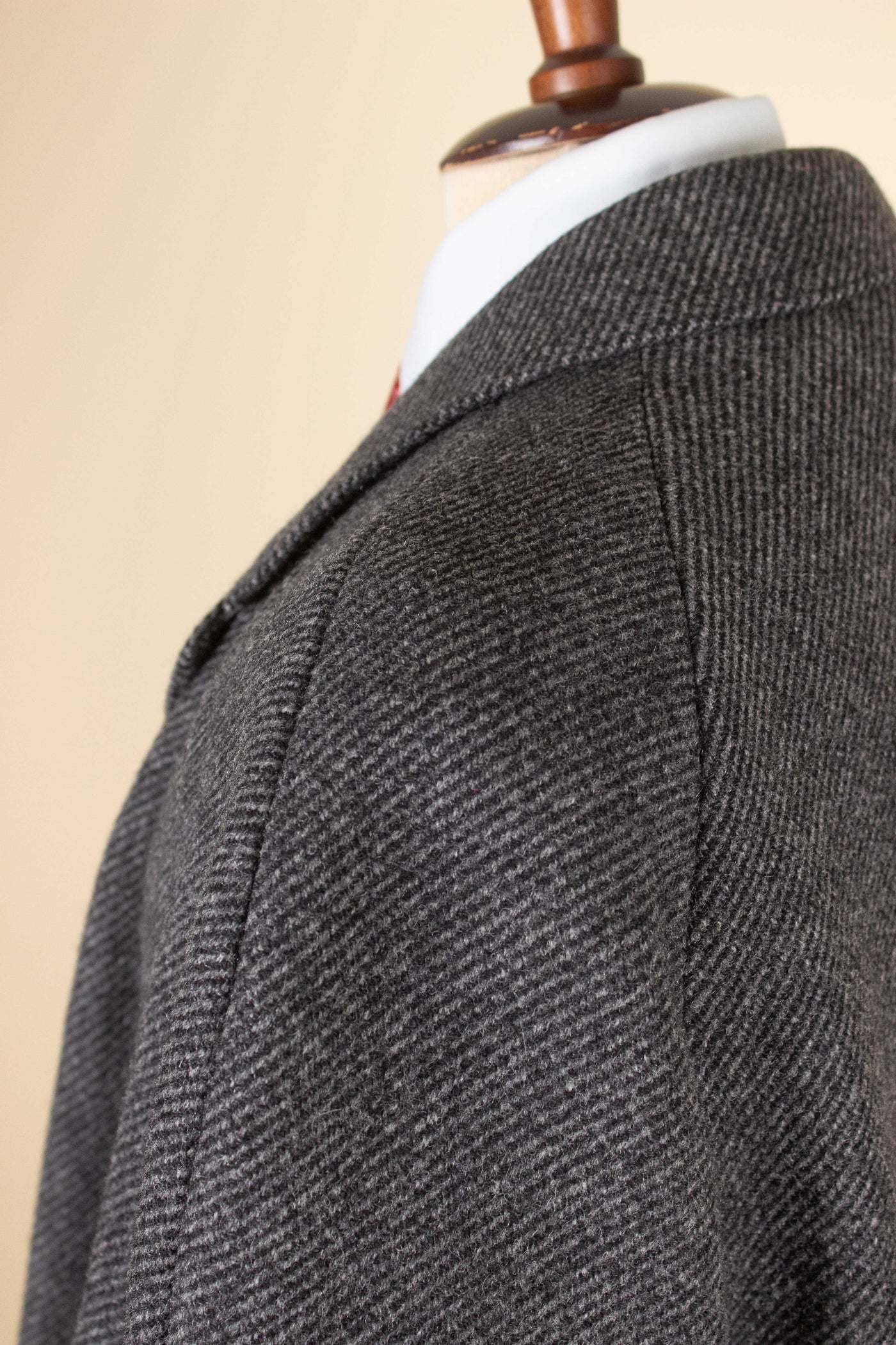 SWEDISH 1950S MID GREY HEAVYWEIGHT RAGLAN OVERCOAT BY KABOM. SIZE CA EU 54