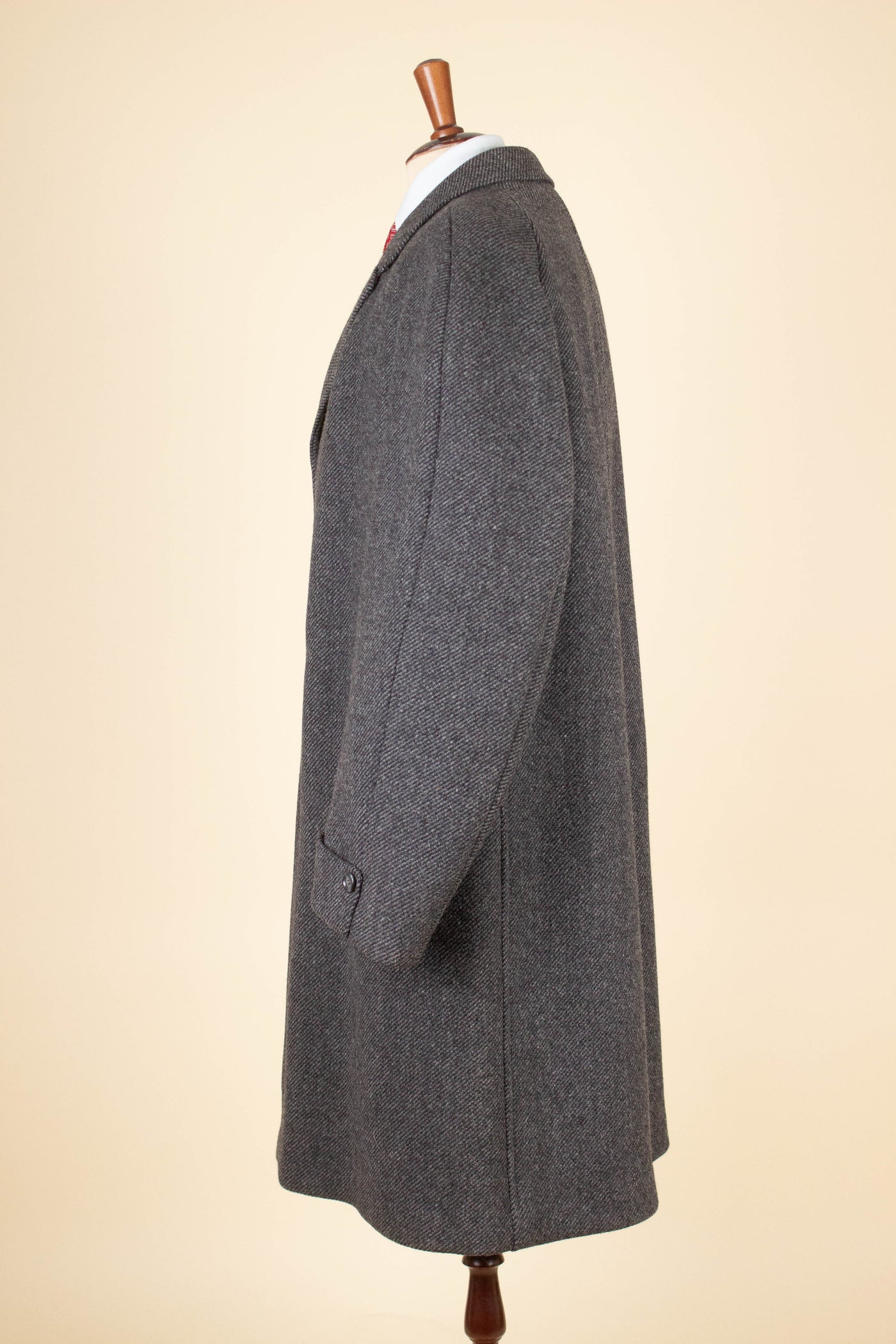 SWEDISH 1950S MID GREY HEAVYWEIGHT RAGLAN OVERCOAT BY KABOM. SIZE CA EU 54