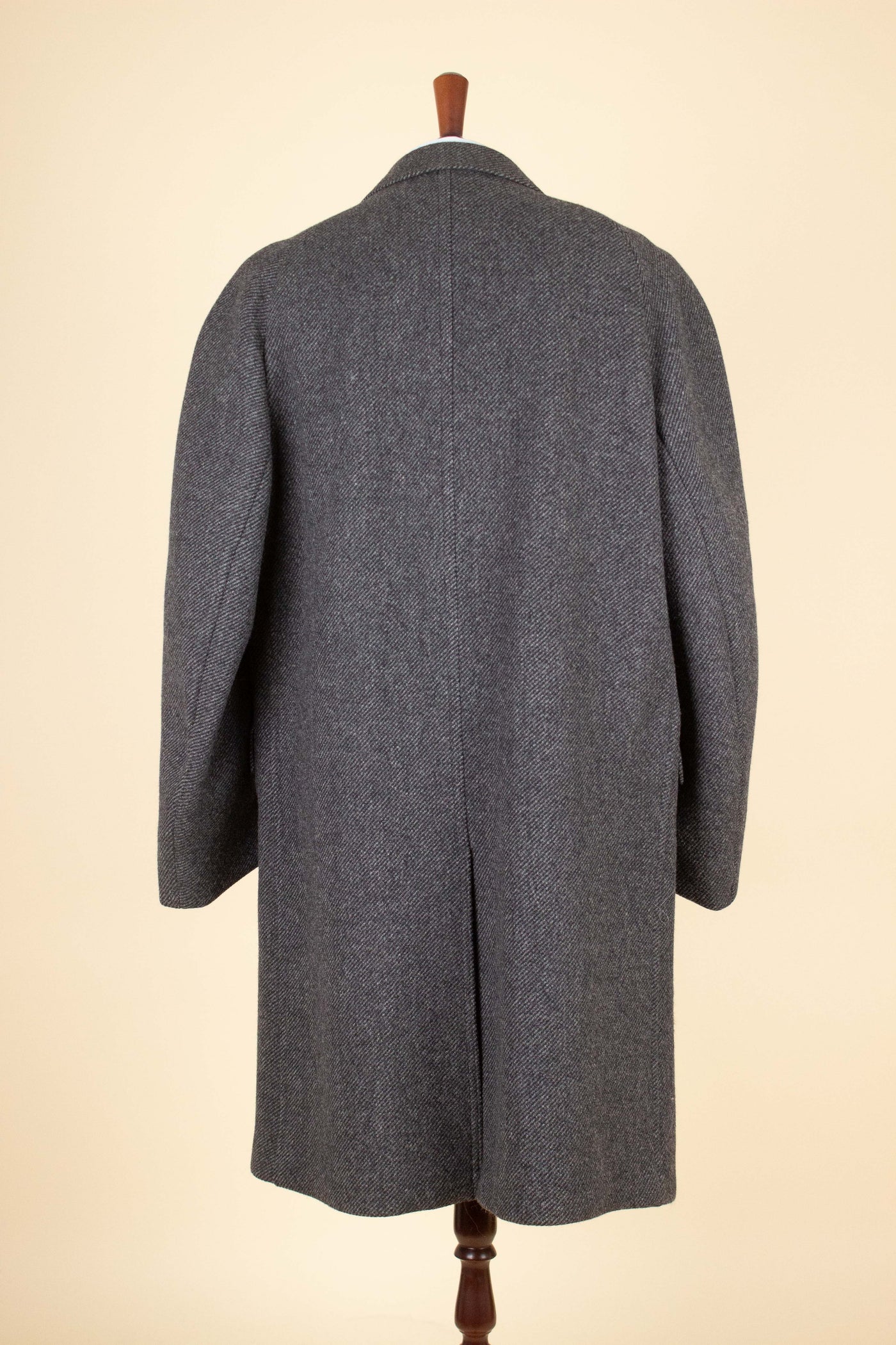 SWEDISH 1950S MID GREY HEAVYWEIGHT RAGLAN OVERCOAT BY KABOM. SIZE CA EU 54