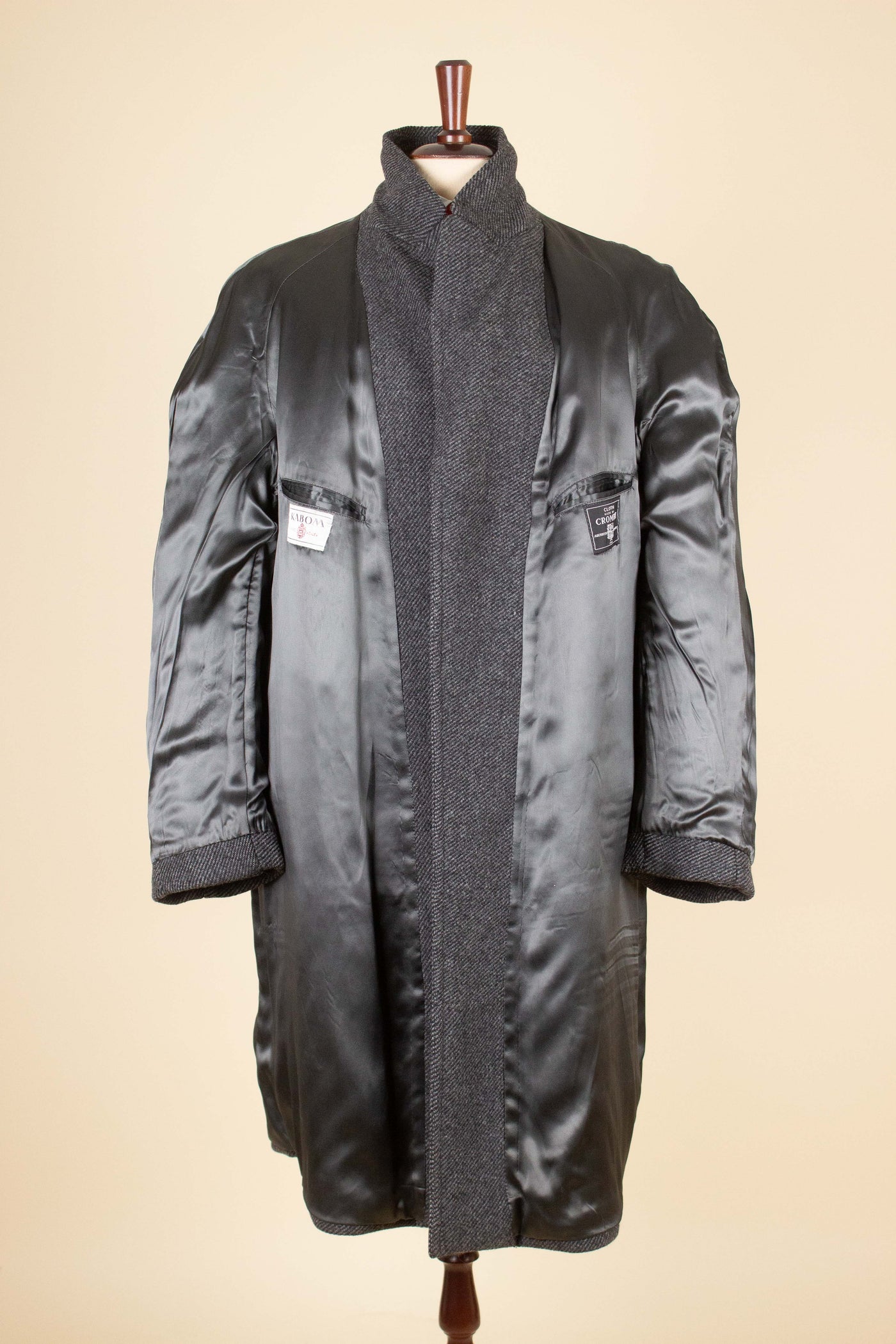 SWEDISH 1950S MID GREY HEAVYWEIGHT RAGLAN OVERCOAT BY KABOM. SIZE CA EU 54