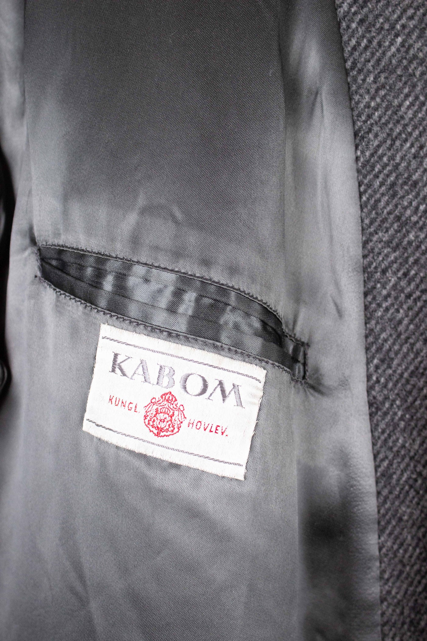 SWEDISH 1950S MID GREY HEAVYWEIGHT RAGLAN OVERCOAT BY KABOM. SIZE CA EU 54