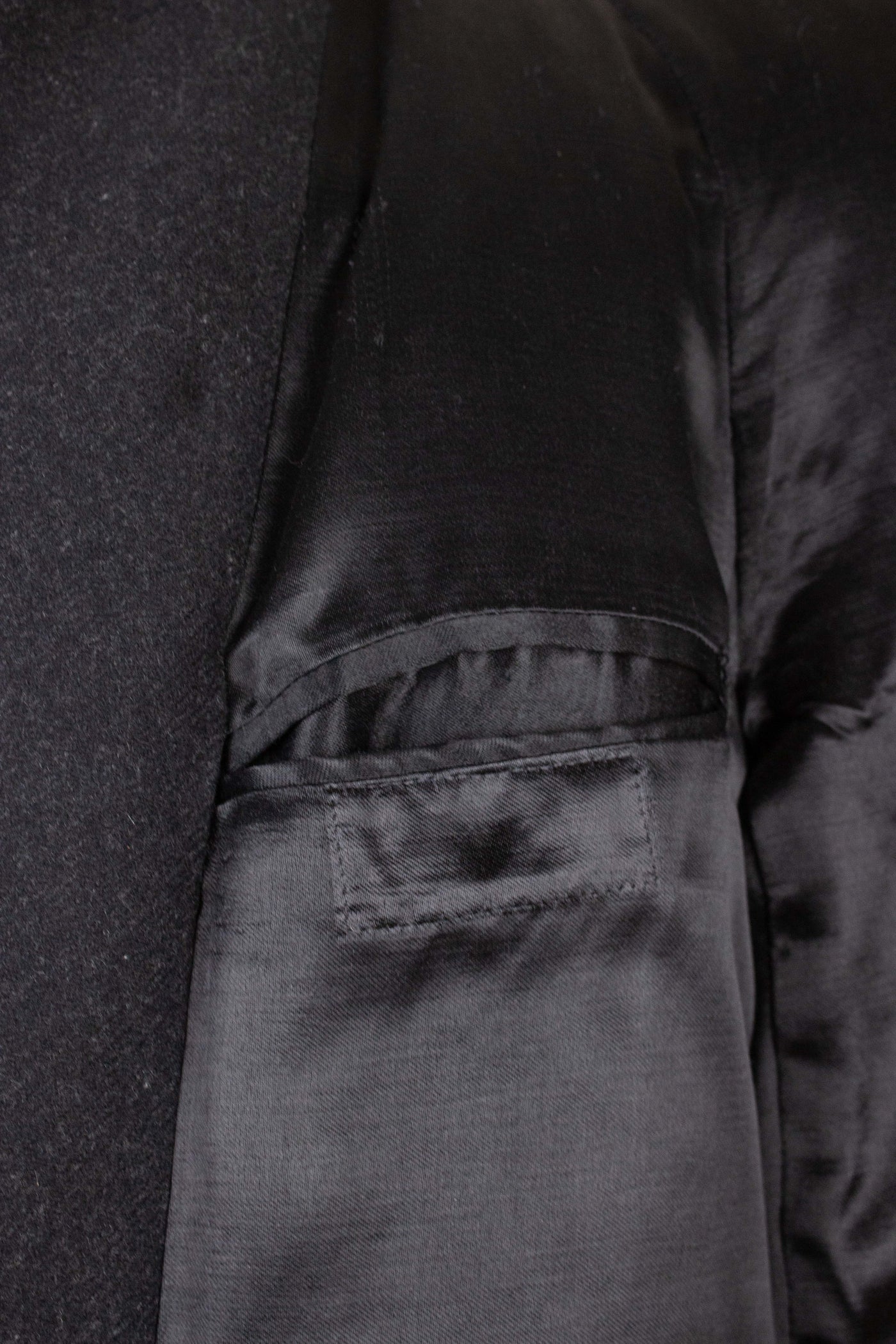SWEDISH 1940S DARK GREY HEAVYWEIGHT SINGLE BREASTED RAGLAN OVERCOAT. SIZE CA EU 48