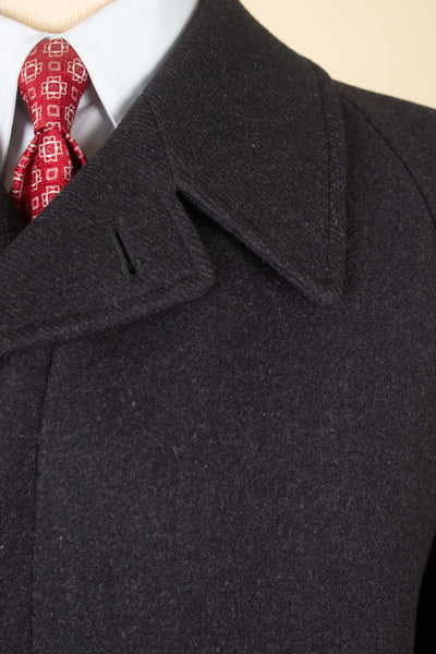 SWEDISH 1940S DARK GREY HEAVYWEIGHT SINGLE BREASTED RAGLAN OVERCOAT. SIZE CA EU 48