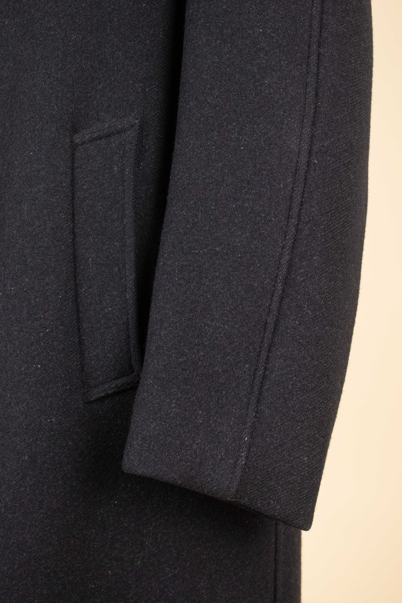 SWEDISH 1940S DARK GREY HEAVYWEIGHT SINGLE BREASTED RAGLAN OVERCOAT. SIZE CA EU 48