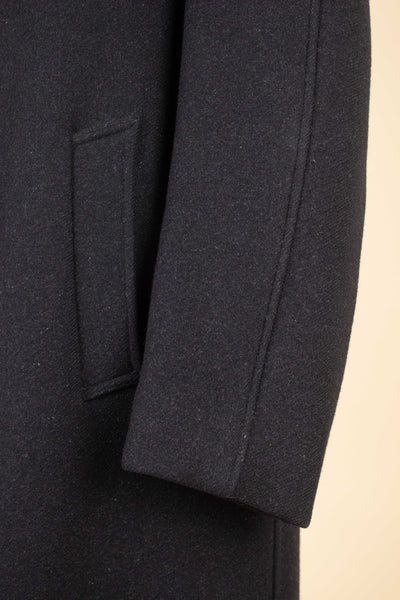SWEDISH 1940S DARK GREY HEAVYWEIGHT SINGLE BREASTED RAGLAN OVERCOAT. SIZE CA EU 48