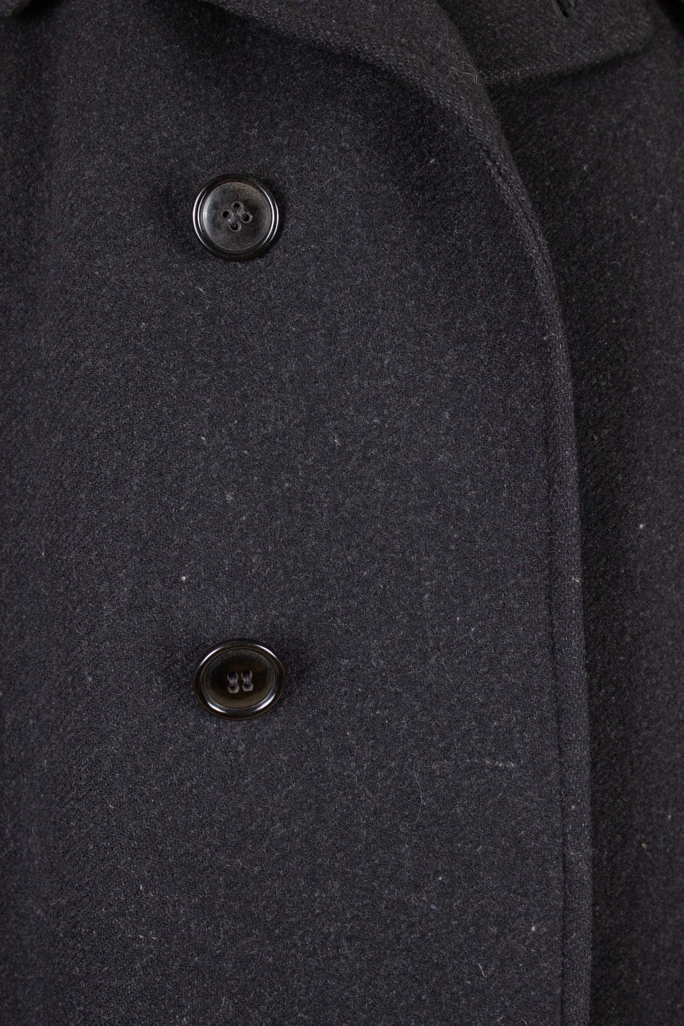SWEDISH 1940S DARK GREY HEAVYWEIGHT SINGLE BREASTED RAGLAN OVERCOAT. SIZE CA EU 48