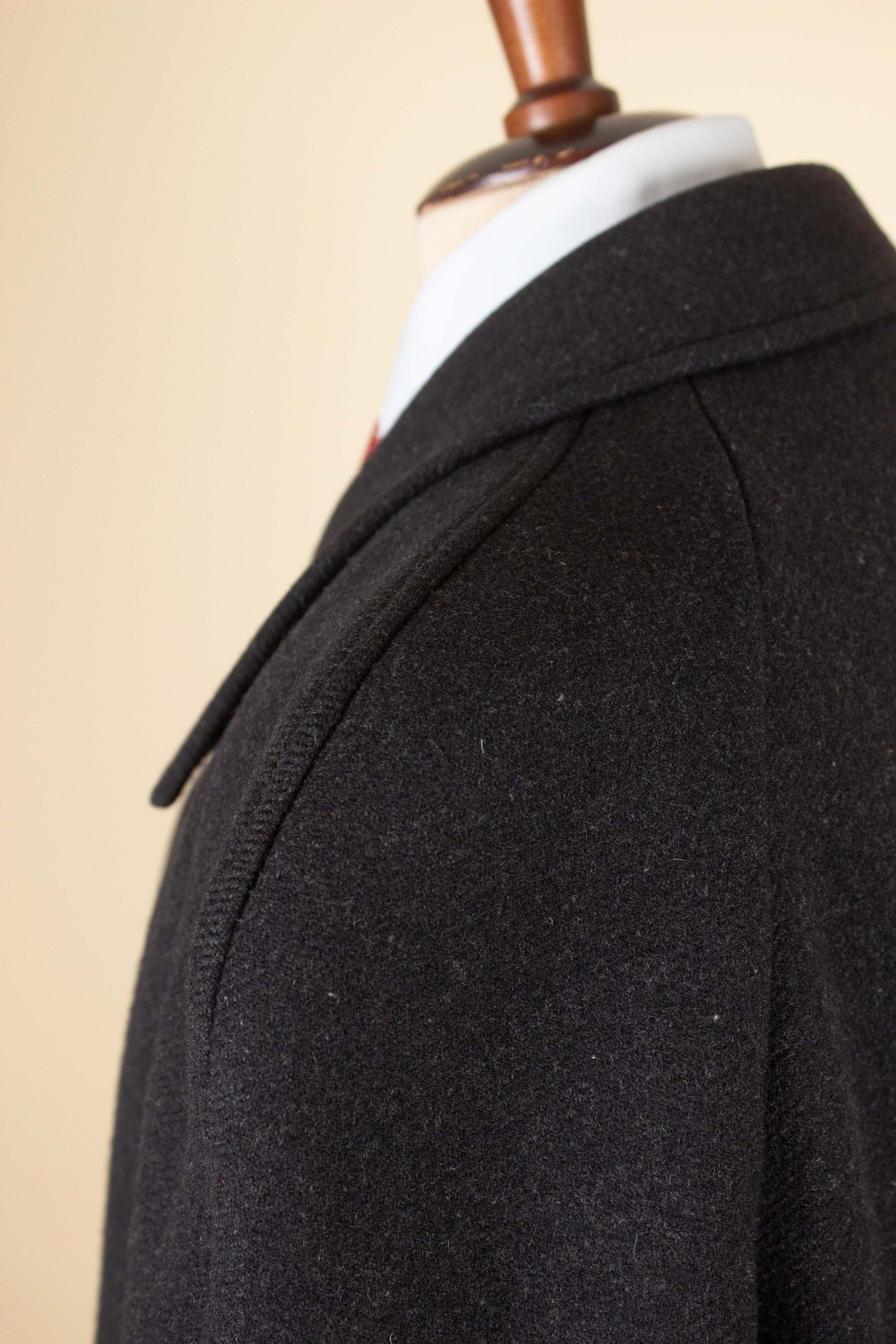 SWEDISH 1940S DARK GREY HEAVYWEIGHT SINGLE BREASTED RAGLAN OVERCOAT. SIZE CA EU 48