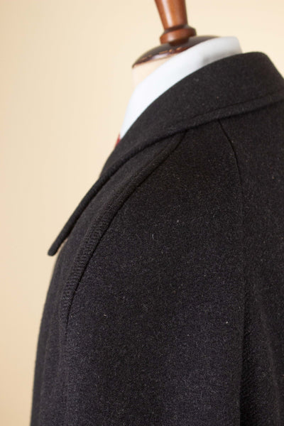 SWEDISH 1940S DARK GREY HEAVYWEIGHT SINGLE BREASTED RAGLAN OVERCOAT. SIZE CA EU 48