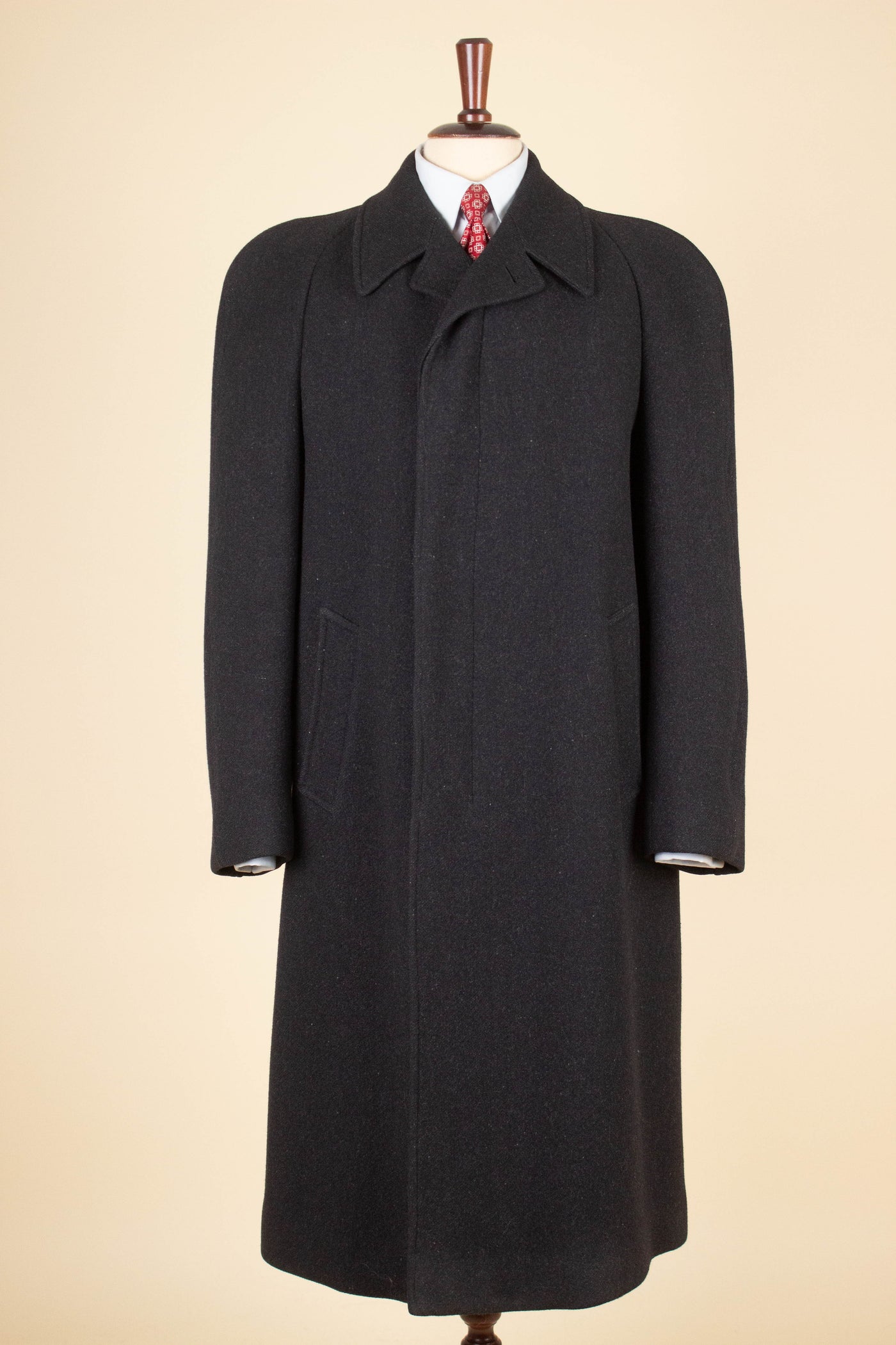 SWEDISH 1940S DARK GREY HEAVYWEIGHT SINGLE BREASTED RAGLAN OVERCOAT. SIZE CA EU 48
