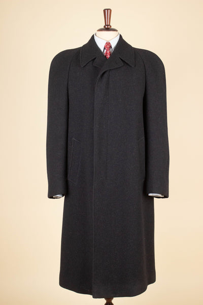 SWEDISH 1940S DARK GREY HEAVYWEIGHT SINGLE BREASTED RAGLAN OVERCOAT. SIZE CA EU 48