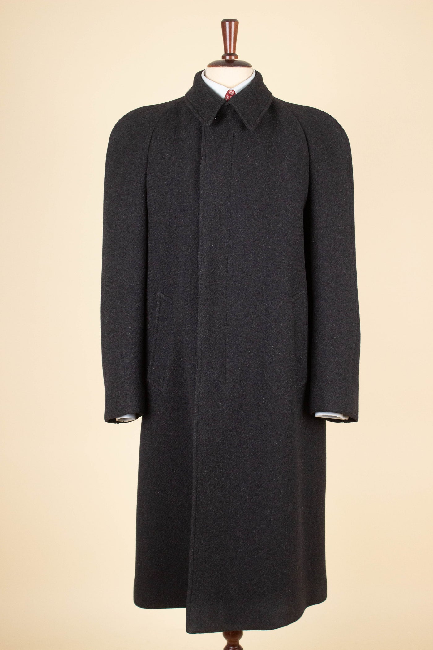 SWEDISH 1940S DARK GREY HEAVYWEIGHT SINGLE BREASTED RAGLAN OVERCOAT. SIZE CA EU 48