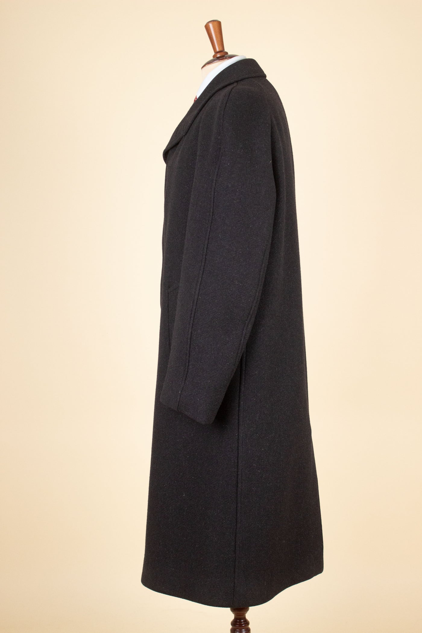 SWEDISH 1940S DARK GREY HEAVYWEIGHT SINGLE BREASTED RAGLAN OVERCOAT. SIZE CA EU 48