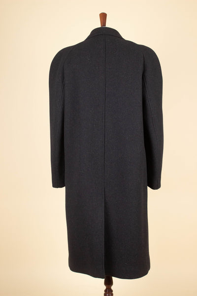 SWEDISH 1940S DARK GREY HEAVYWEIGHT SINGLE BREASTED RAGLAN OVERCOAT. SIZE CA EU 48