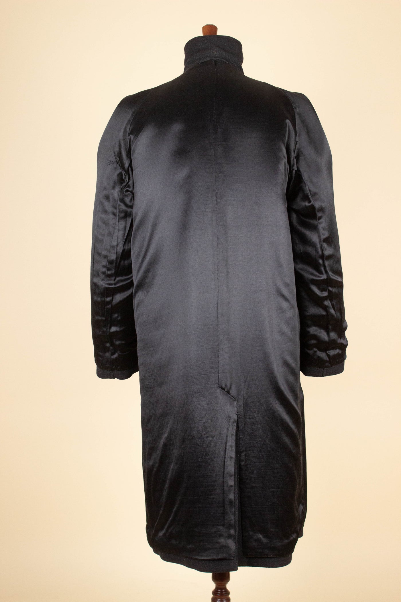 SWEDISH 1940S DARK GREY HEAVYWEIGHT SINGLE BREASTED RAGLAN OVERCOAT. SIZE CA EU 48