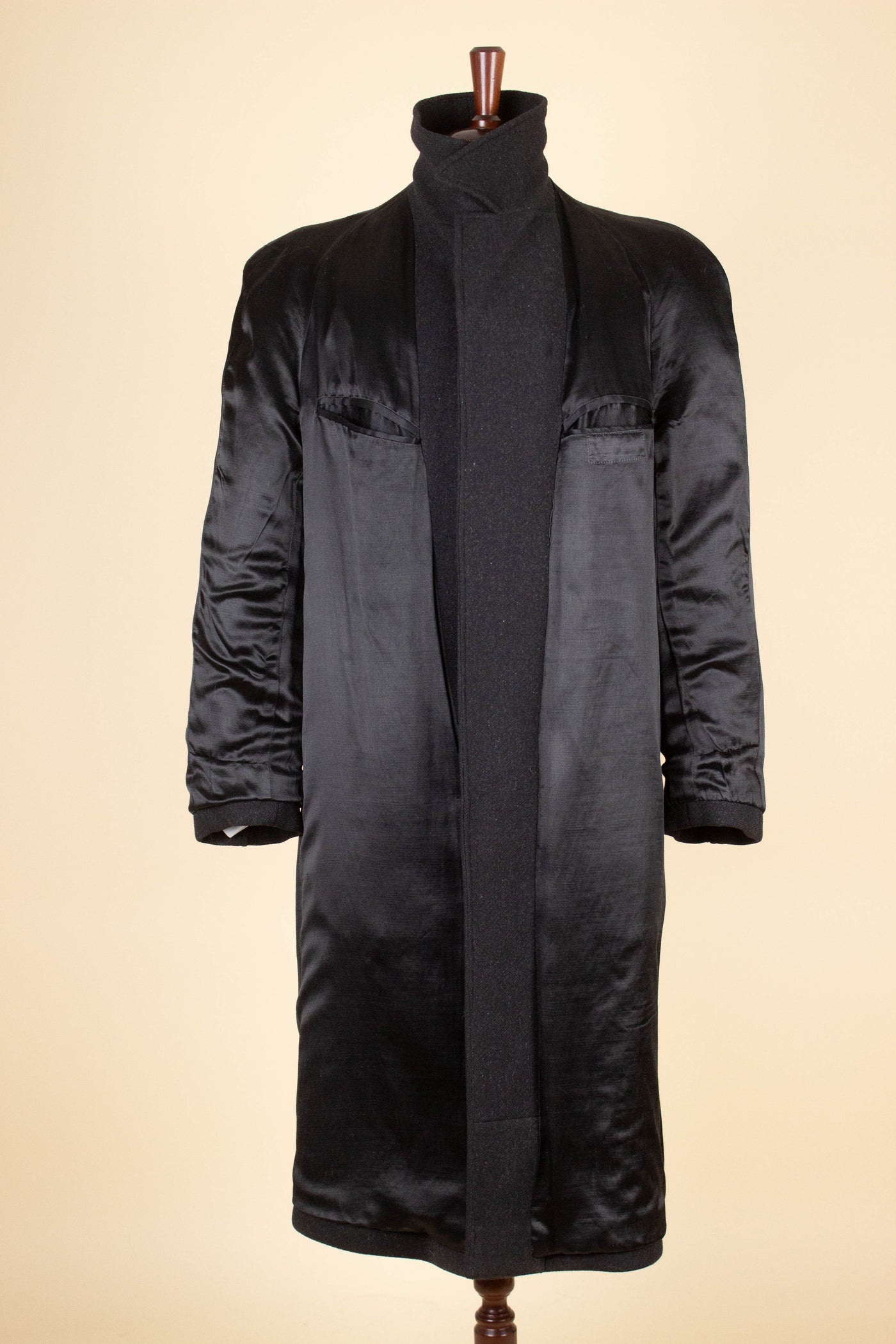 SWEDISH 1940S DARK GREY HEAVYWEIGHT SINGLE BREASTED RAGLAN OVERCOAT. SIZE CA EU 48