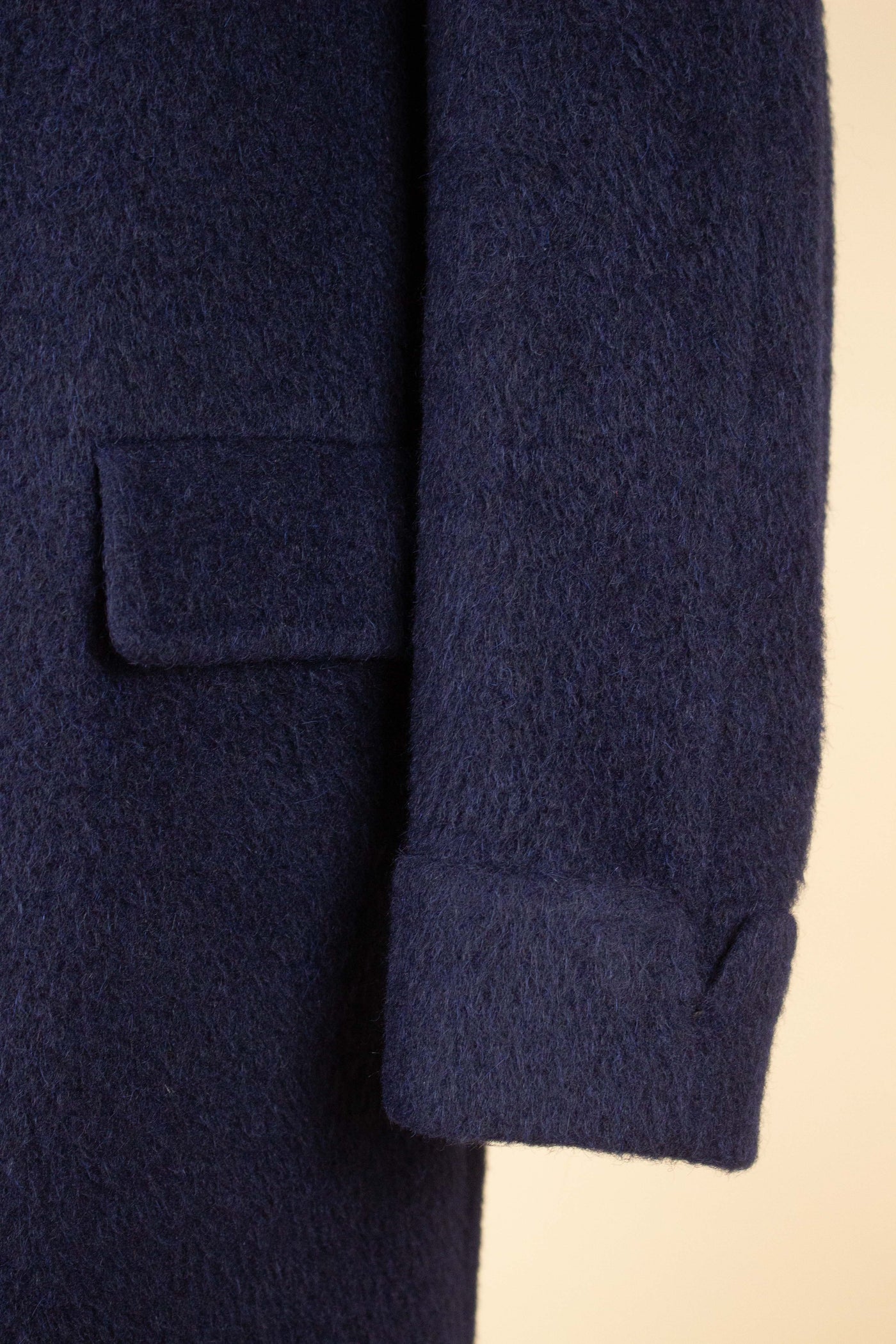 SWEDISH 1950S/1960S DARK BLUE RAGLAN ALPACA OVERCOAT BY DRESS. SIZE CA EU 50-52