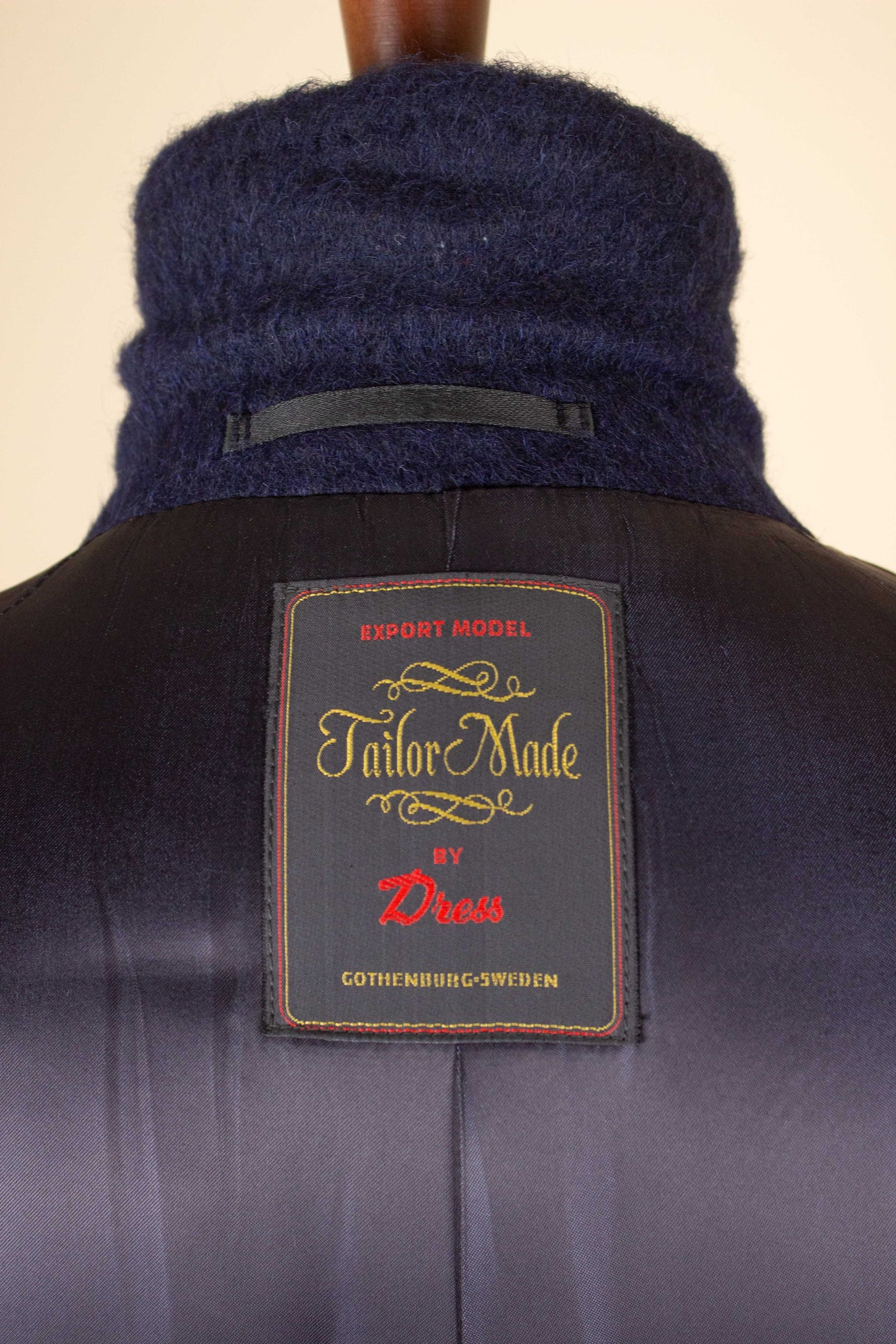 SWEDISH 1950S/1960S DARK BLUE RAGLAN ALPACA OVERCOAT BY DRESS. SIZE CA EU 50-52