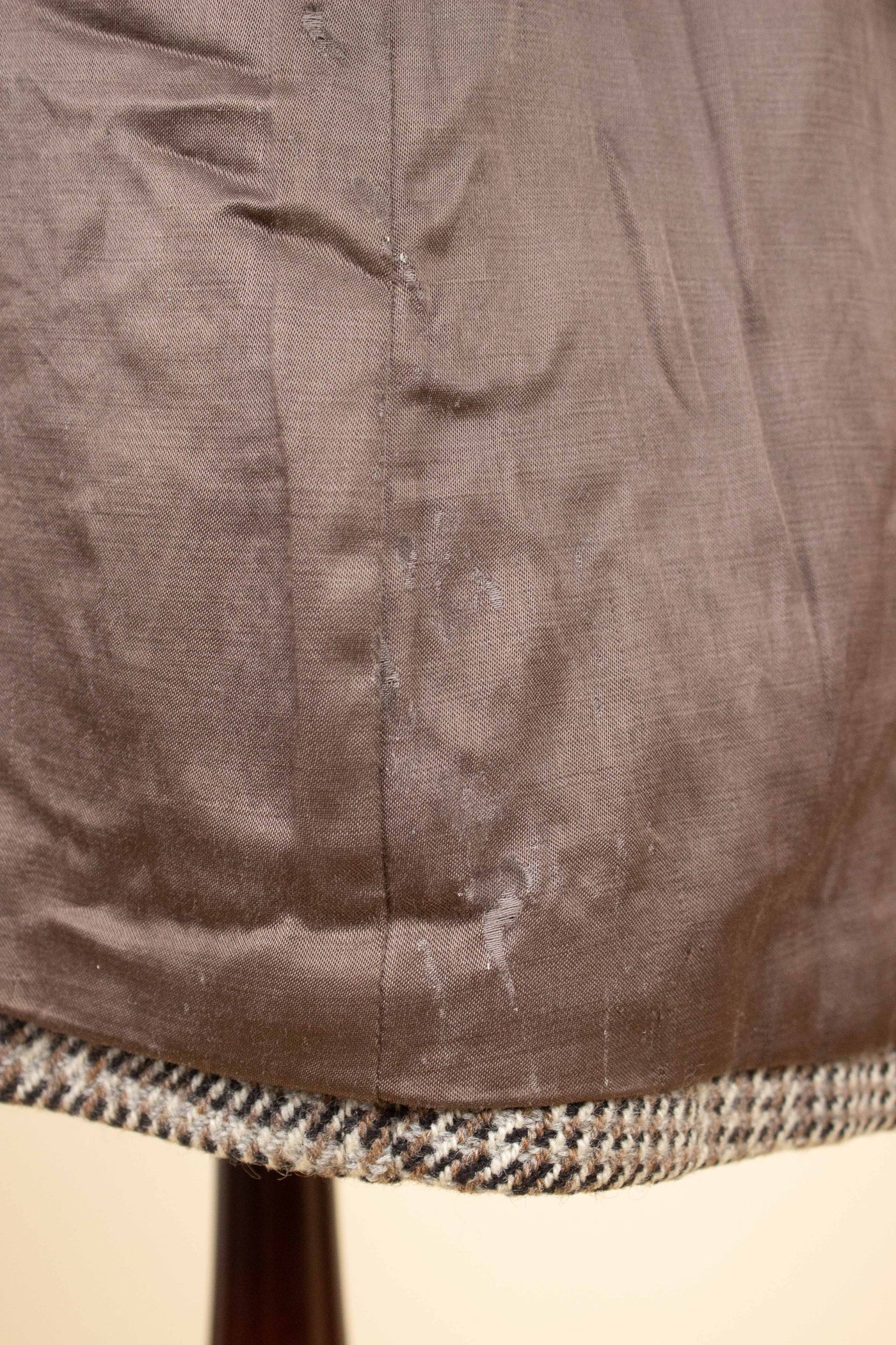 1940S/1950S LIGHT BROWN PRINCE OF WALES CHECK DOUBLE BREASTED OVERCOAT. SIZE CA EU 46