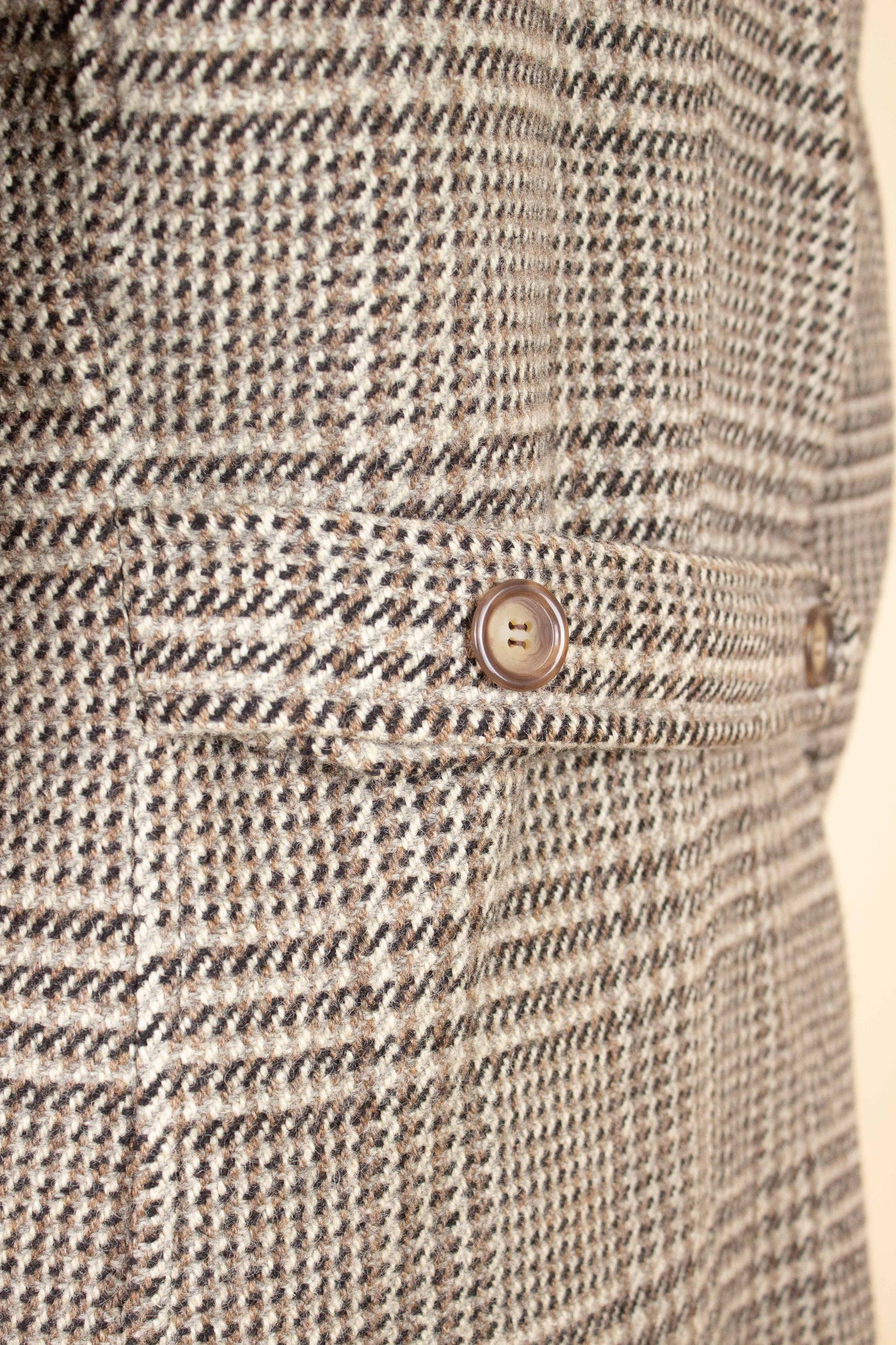 1940S/1950S LIGHT BROWN PRINCE OF WALES CHECK DOUBLE BREASTED OVERCOAT. SIZE CA EU 46