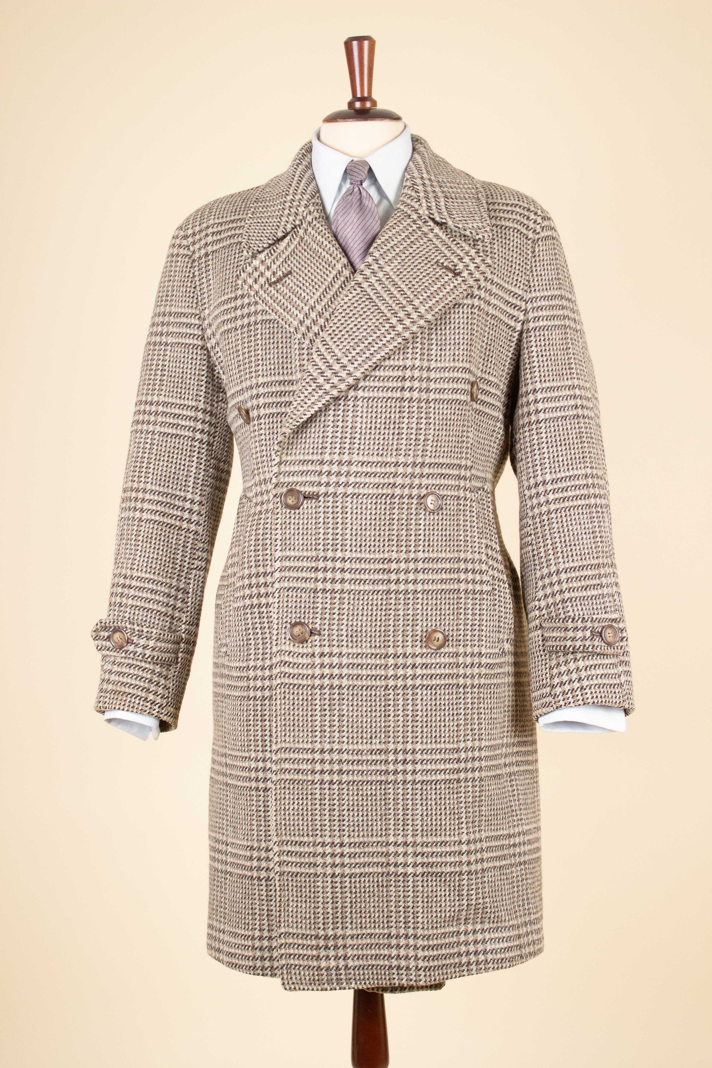 1940S/1950S LIGHT BROWN PRINCE OF WALES CHECK DOUBLE BREASTED OVERCOAT. SIZE CA EU 46