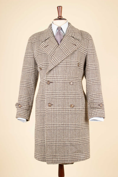 1940S/1950S LIGHT BROWN PRINCE OF WALES CHECK DOUBLE BREASTED OVERCOAT. SIZE CA EU 46