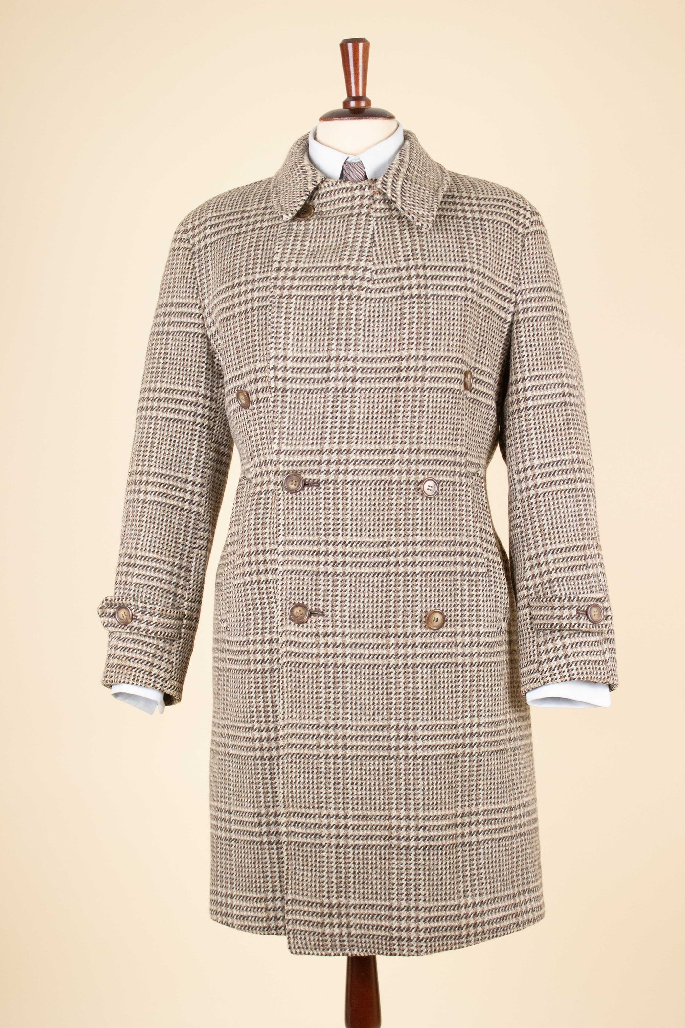 1940S/1950S LIGHT BROWN PRINCE OF WALES CHECK DOUBLE BREASTED OVERCOAT. SIZE CA EU 46