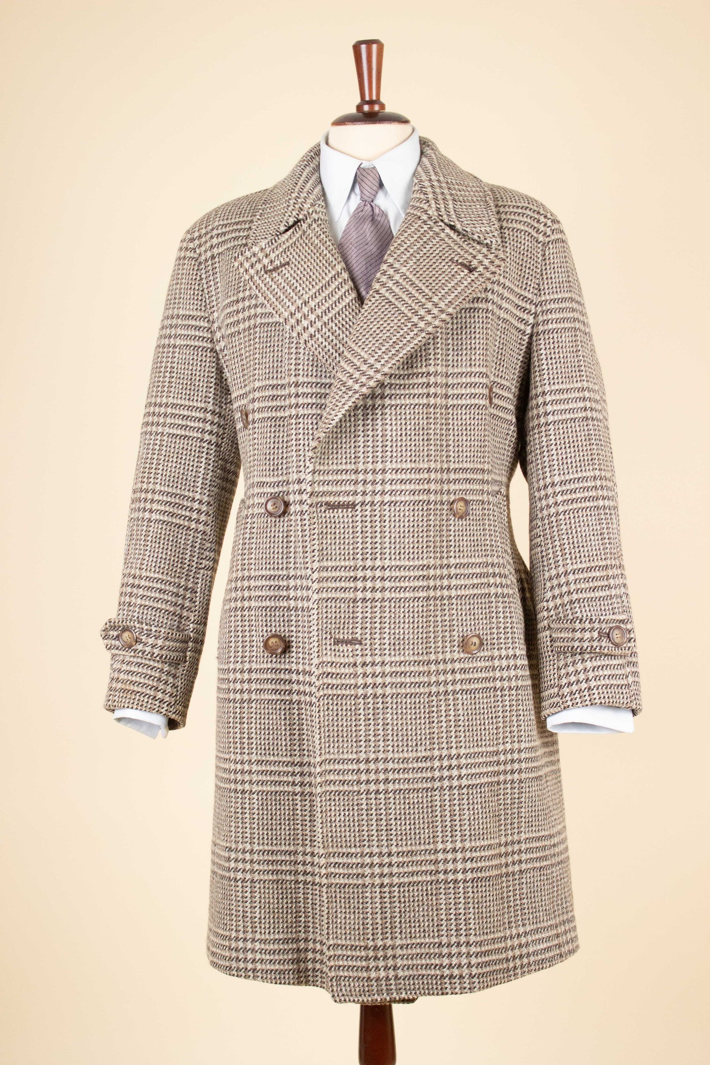 1940S/1950S LIGHT BROWN PRINCE OF WALES CHECK DOUBLE BREASTED OVERCOAT. SIZE CA EU 46