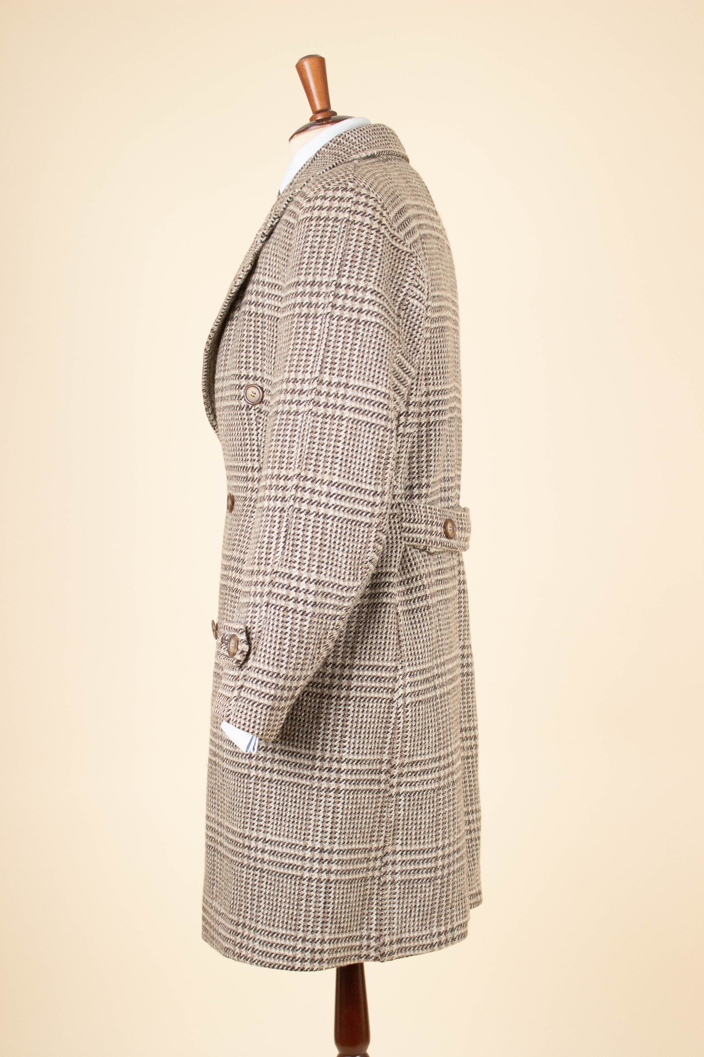 1940S/1950S LIGHT BROWN PRINCE OF WALES CHECK DOUBLE BREASTED OVERCOAT. SIZE CA EU 46