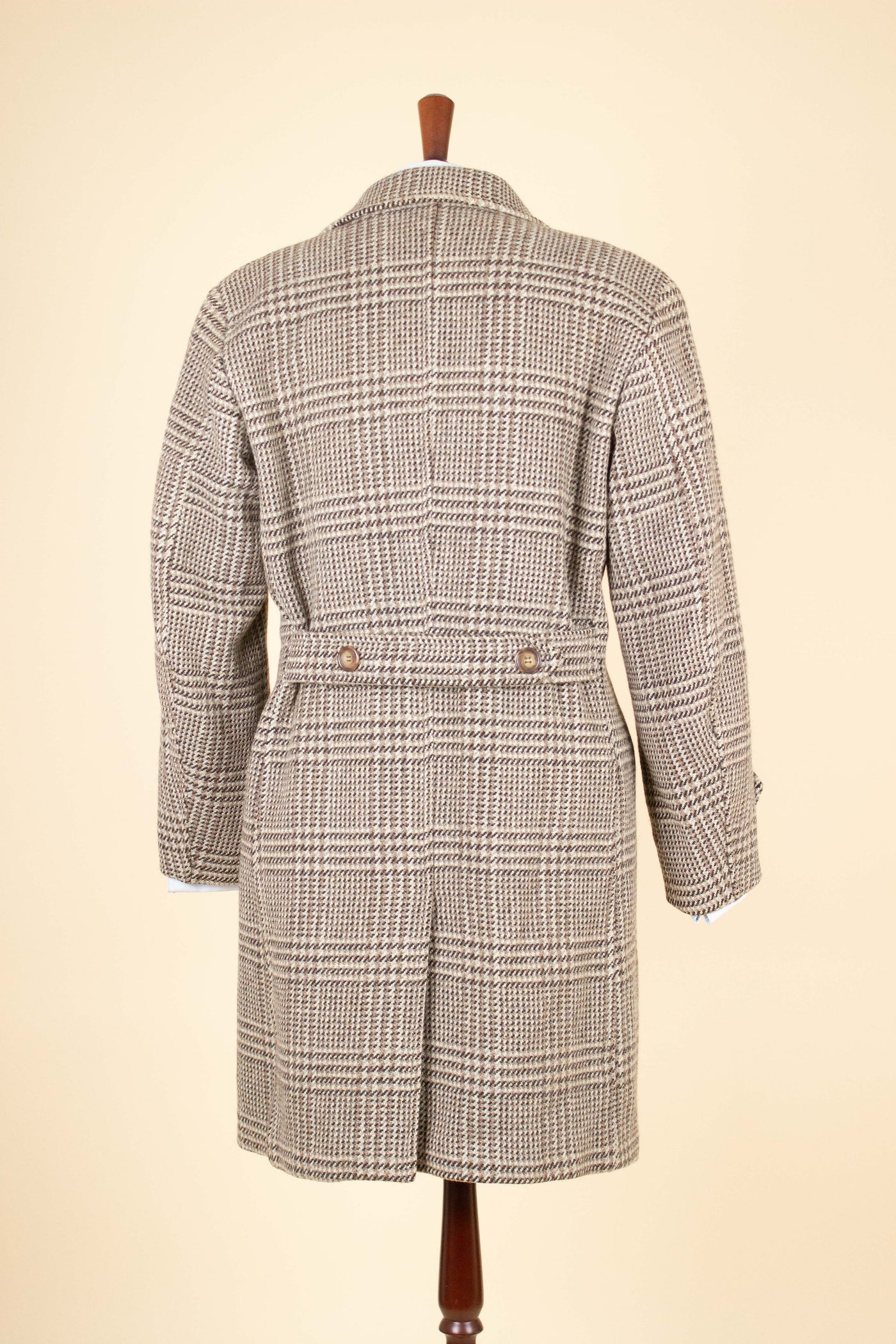 1940S/1950S LIGHT BROWN PRINCE OF WALES CHECK DOUBLE BREASTED OVERCOAT. SIZE CA EU 46