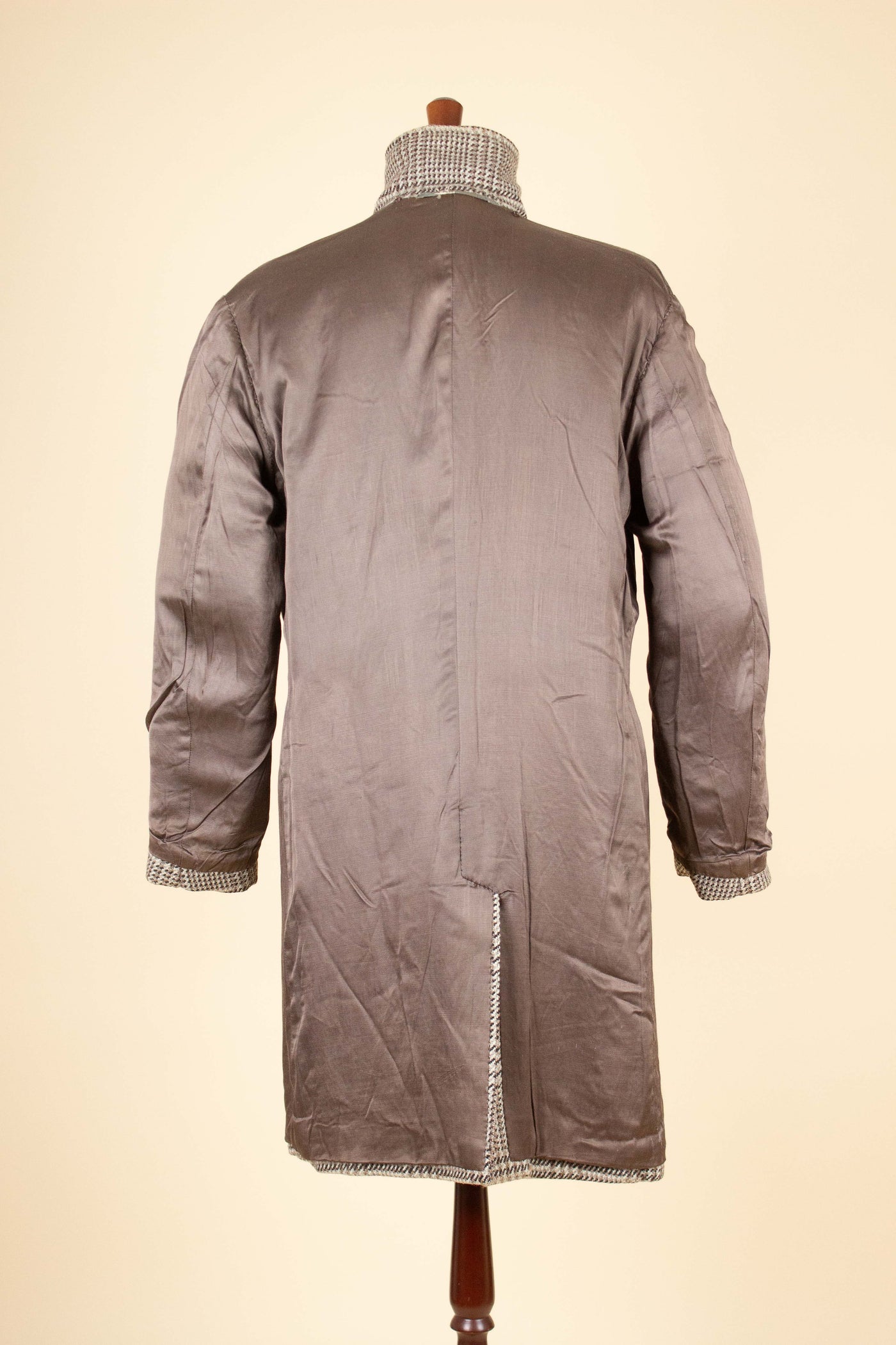 1940S/1950S LIGHT BROWN PRINCE OF WALES CHECK DOUBLE BREASTED OVERCOAT. SIZE CA EU 46