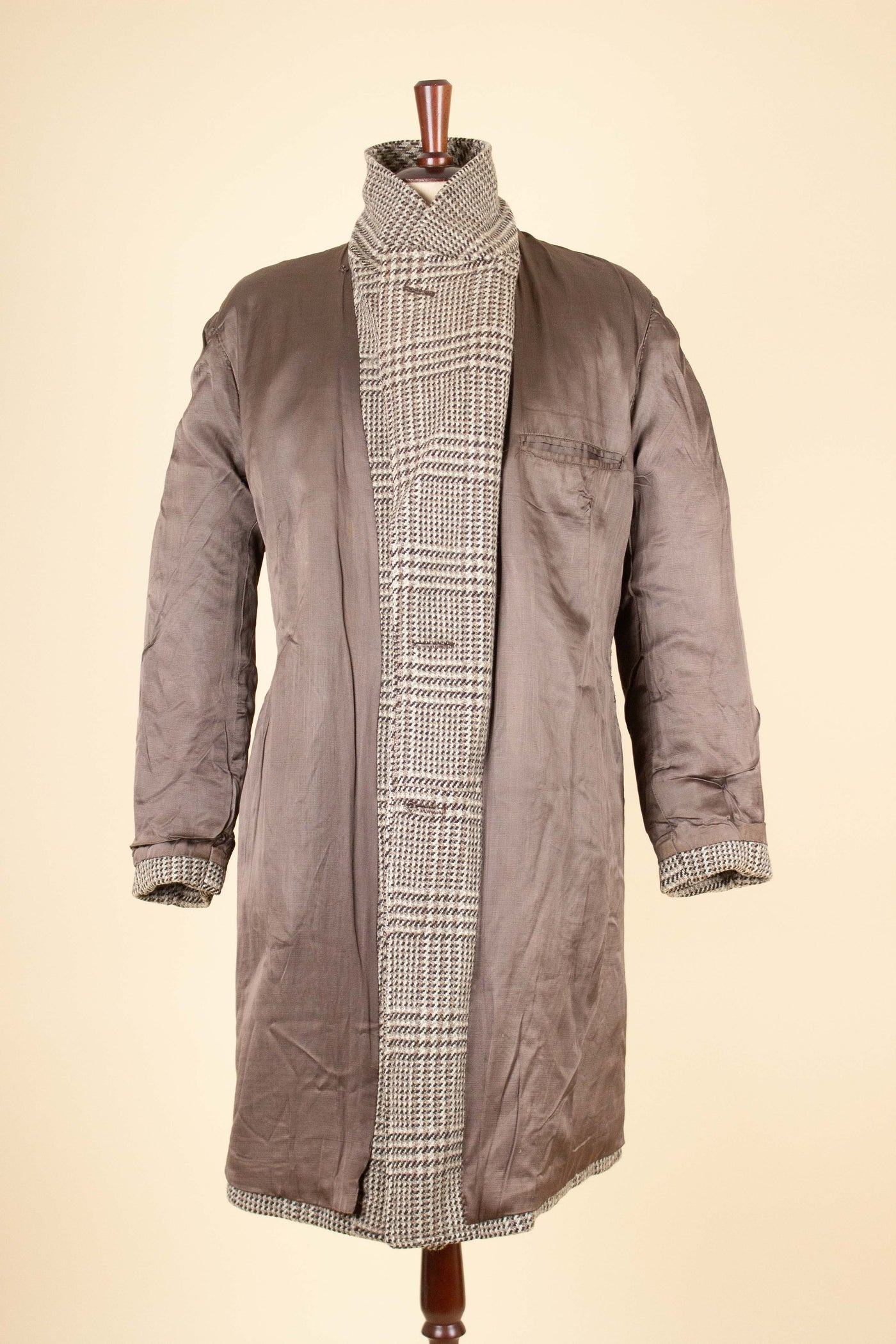 1940S/1950S LIGHT BROWN PRINCE OF WALES CHECK DOUBLE BREASTED OVERCOAT. SIZE CA EU 46