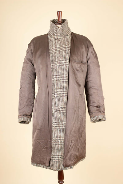 1940S/1950S LIGHT BROWN PRINCE OF WALES CHECK DOUBLE BREASTED OVERCOAT. SIZE CA EU 46