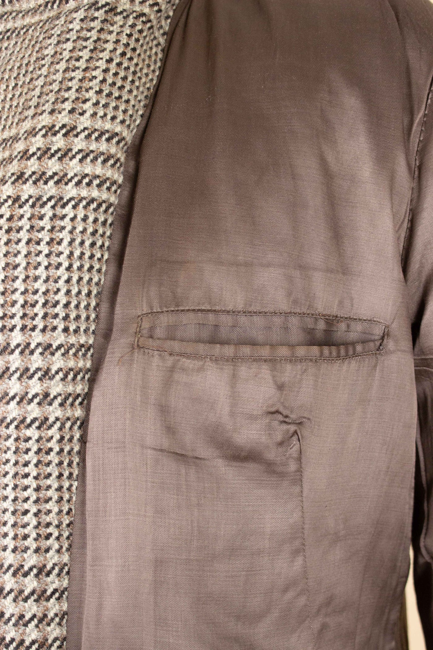 1940S/1950S LIGHT BROWN PRINCE OF WALES CHECK DOUBLE BREASTED OVERCOAT. SIZE CA EU 46