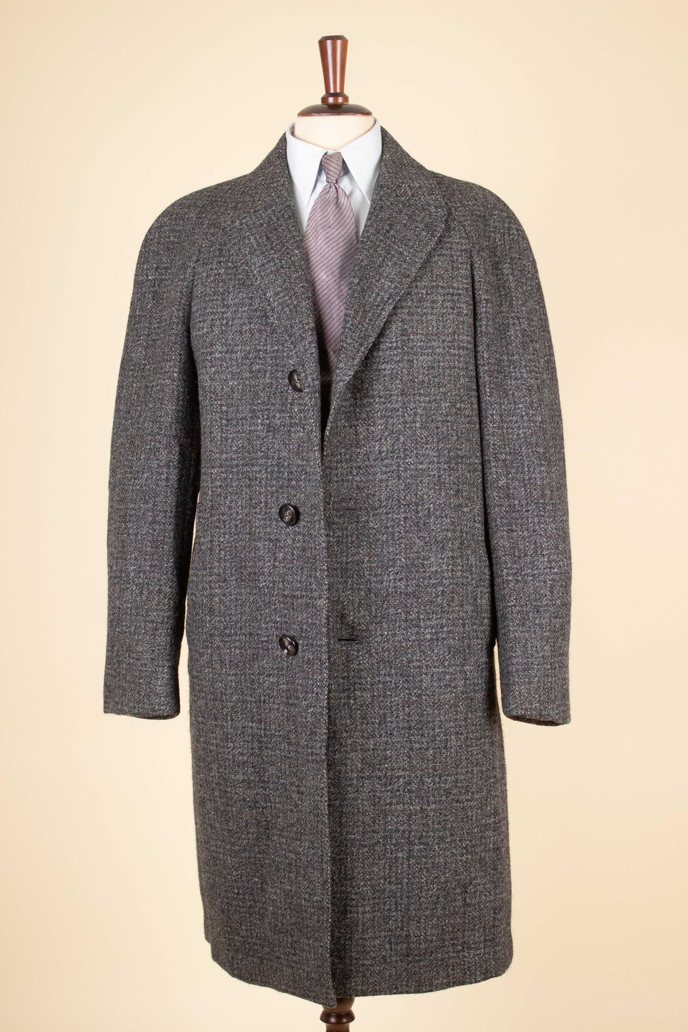 SWEDISH 1960S MID GREY SINGLE BREASTED TWEED RAGLAN OVERCOAT BY ELSON. SIZE CA EU 46-48