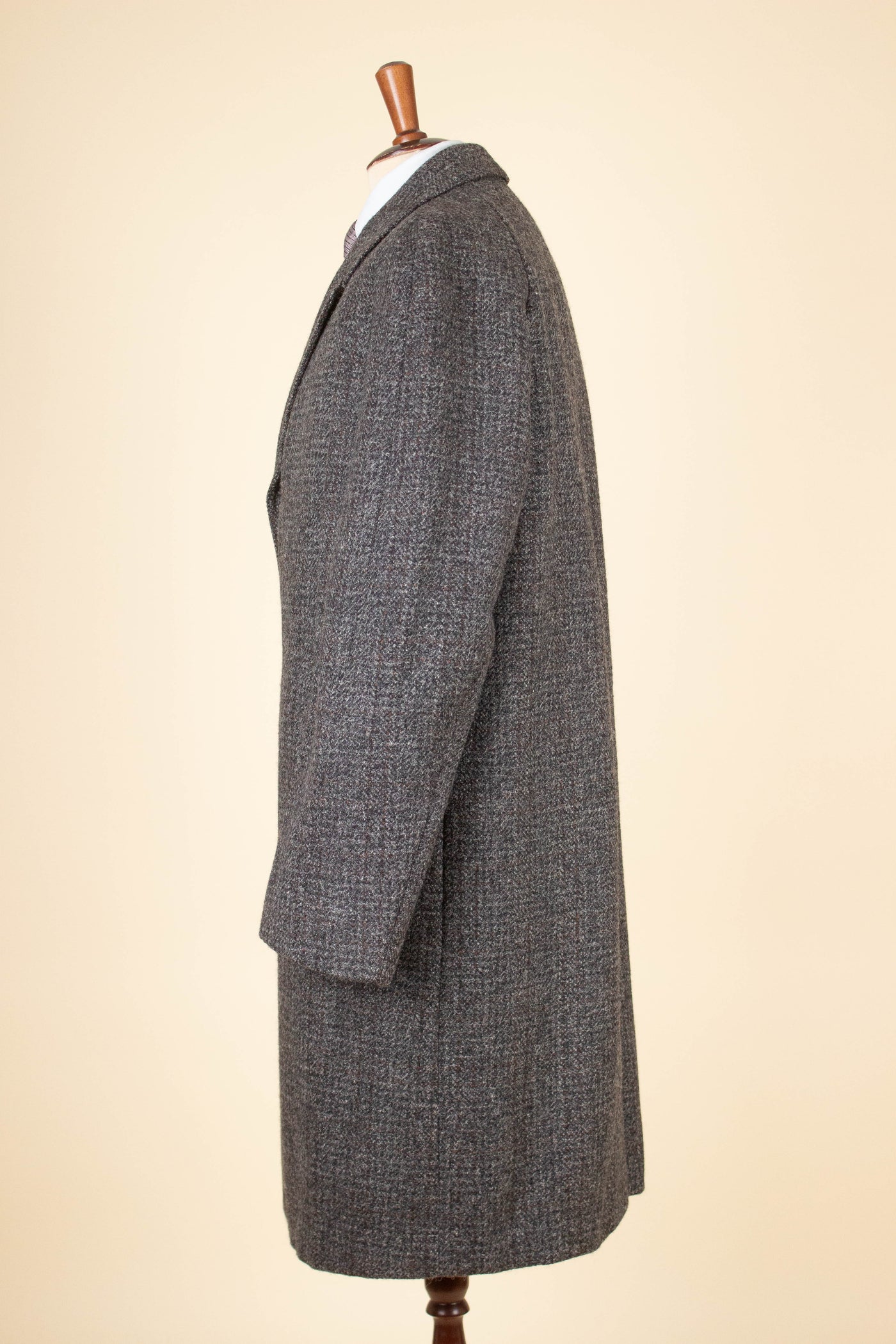 SWEDISH 1960S MID GREY SINGLE BREASTED TWEED RAGLAN OVERCOAT BY ELSON. SIZE CA EU 46-48