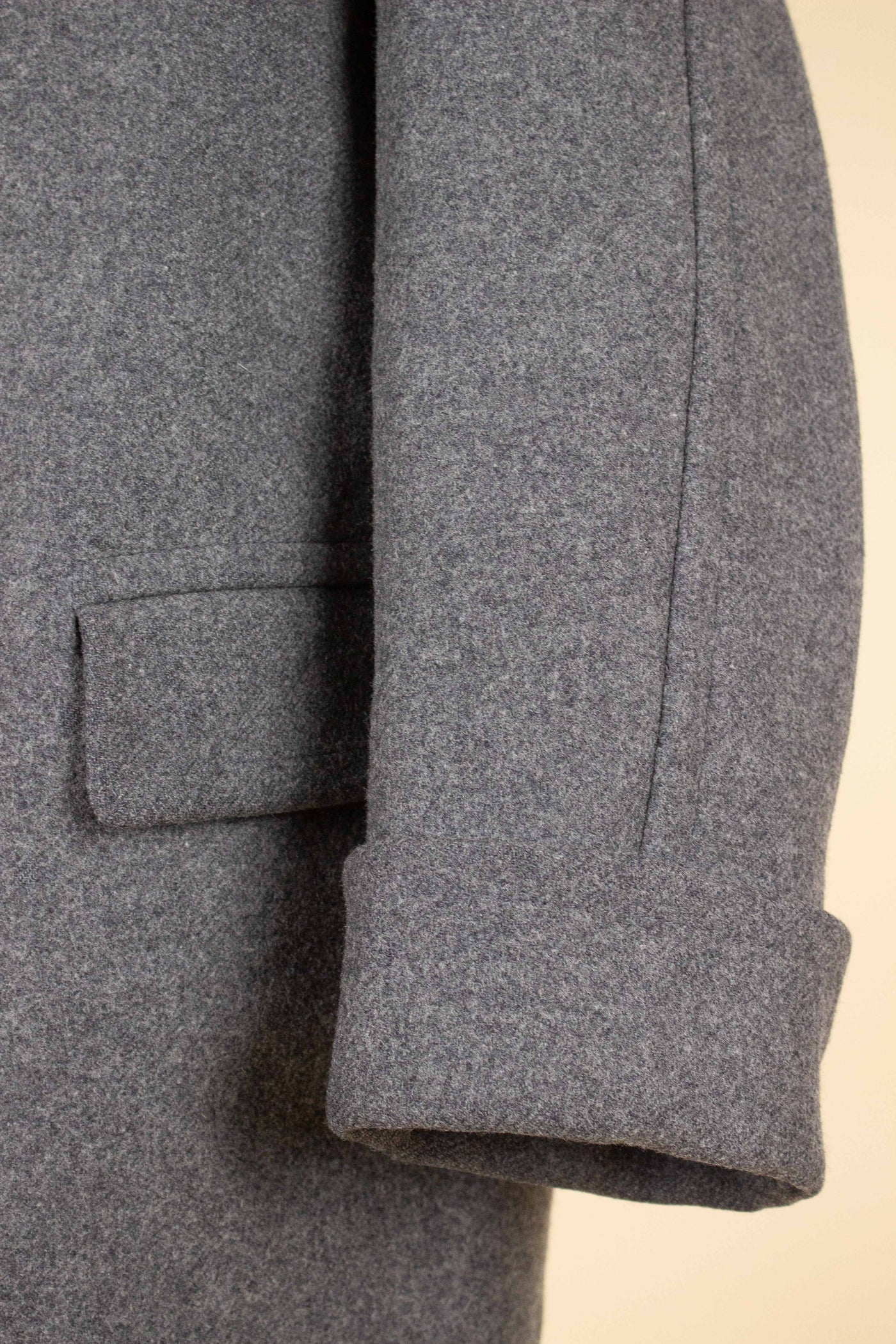 1940S/1950S MID GREY SHORT DOUBLE BREASTED OVERCOAT. SIZE CA EU 54