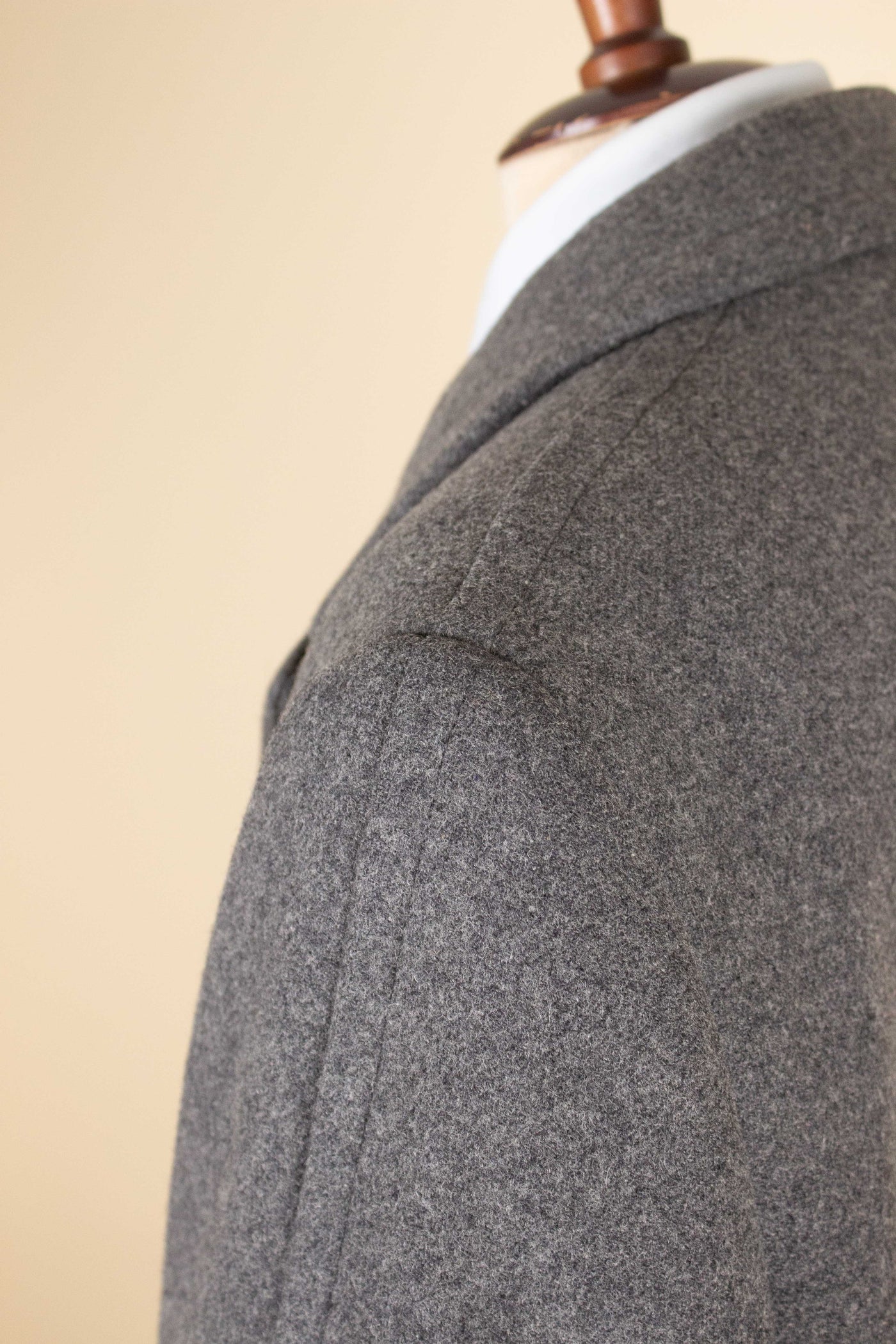 1940S/1950S MID GREY SHORT DOUBLE BREASTED OVERCOAT. SIZE CA EU 54