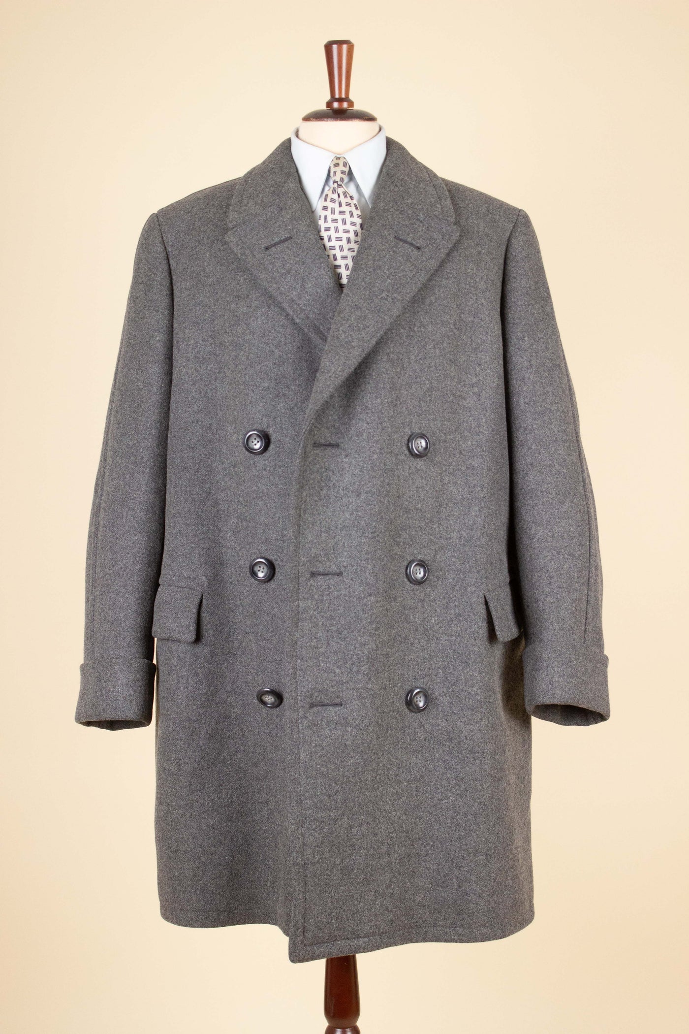 1940S/1950S MID GREY SHORT DOUBLE BREASTED OVERCOAT. SIZE CA EU 54